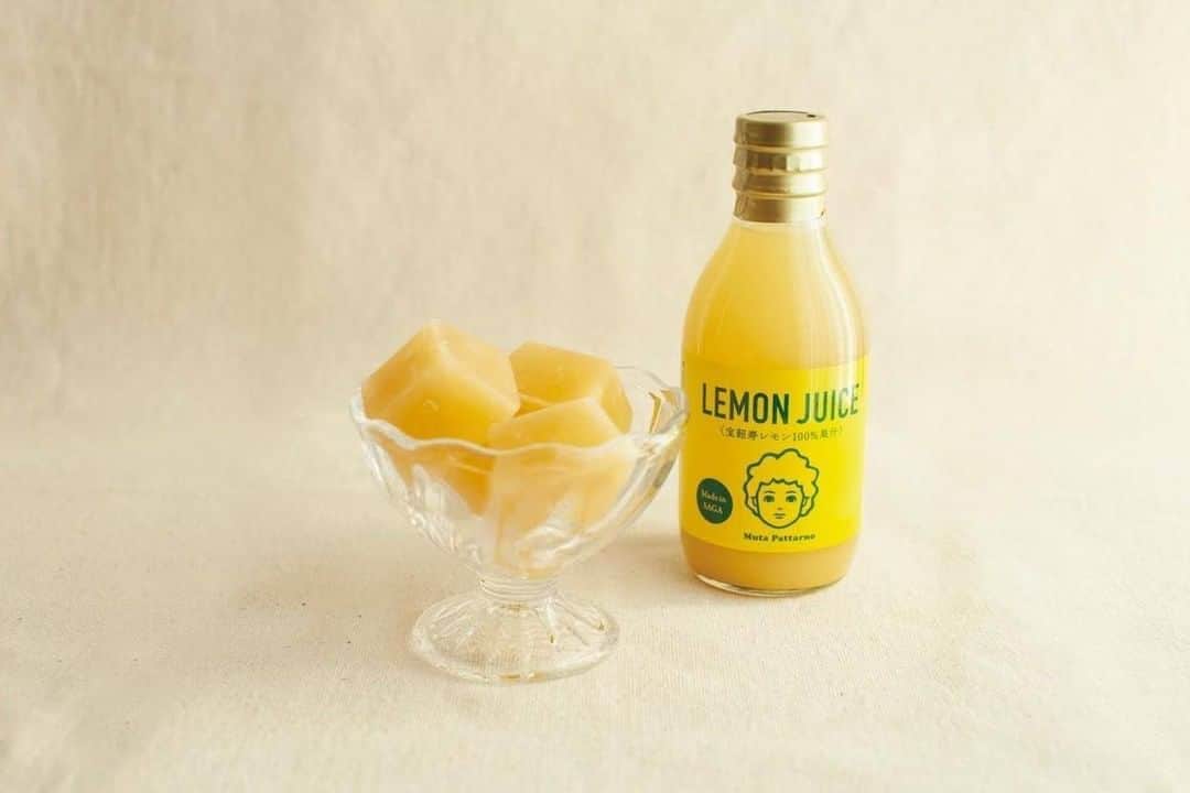 Komerco-コメルコ-さんのインスタグラム写真 - (Komerco-コメルコ-Instagram)「.⁣ 佐賀発・夏が旬の ”奇跡のレモン”100%果汁🍋  皮までおいしく食べられる⁣宝韶寿レモンを 7～8個分、贅沢に絞りました🎶  宝韶寿レモンは、 日本初・日本品種として登録された国産レモン。  添加物不使用なので、安心してお使いいただけます。⁣  レモネードなどのドリンクにはもちろん、 ドレッシングや、お料理の仕上げにさっと使えて便利。  疲れを取ってくれるクエン酸を 手軽に美味しく摂ることができるのも嬉しいですよね✨  素材そのままのレモン果汁を探している方におすすめです。  -------------------------------⁣ Muta Pattarno／LEMON JUICE/宝韶寿100%レモン果汁1本 https://komer.co/products/itG01xsTfq2RzpVPhmmz  ▷こちらの作品はKomercoアプリとWebサイトでクリエイターから直接ご購入いただけます。⁣ ホーム画面の検索窓で「Muta Pattarno」と検索してください🔎⁣  ▷Web版はプロフィールリンクから📲⁣ @komerco_official⁣  ▷iOS版アプリのダウンロードはAppStoreにて「Komerco」または「コメルコ」と検索🔎⁣ -------------------------------⁣  #komerco #コメルコ #cookpad #クックパッド #komercoごはん #料理をもっと楽しく #おうちごはんを楽しもう #おうちごはん #instafood #foodpic #cookinglove #手しごと⁣ #komercoフード #お取り寄せ #お取り寄せグルメ⁣ #レモン #国産レモン #低農薬 #レモネード #佐賀 #奇跡のレモン #宝韶寿レモン #手作り #手仕事 #MutaPattarno #レモン果汁 #レモン汁 #レモネード」8月16日 7時30分 - komerco_official