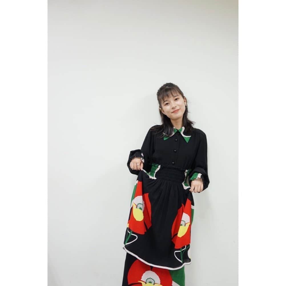 芳根京子さんのインスタグラム写真 - (芳根京子Instagram)「ごごナマにお邪魔した時のお衣装です。  座ったままだったのでわかりにくかったですが、 ワンピースの下にスカートを重ねるという、個性的なスタイルでした👗  “和”な感じですねぇ〜と いろんな方に言われました🌼  コメント見てると ハーフアップお団子って 結構好評なのでしょうか？☺️  @stylist_fujimoto   #ANNASUI #refaire」8月16日 7時34分 - yoshinekyoko