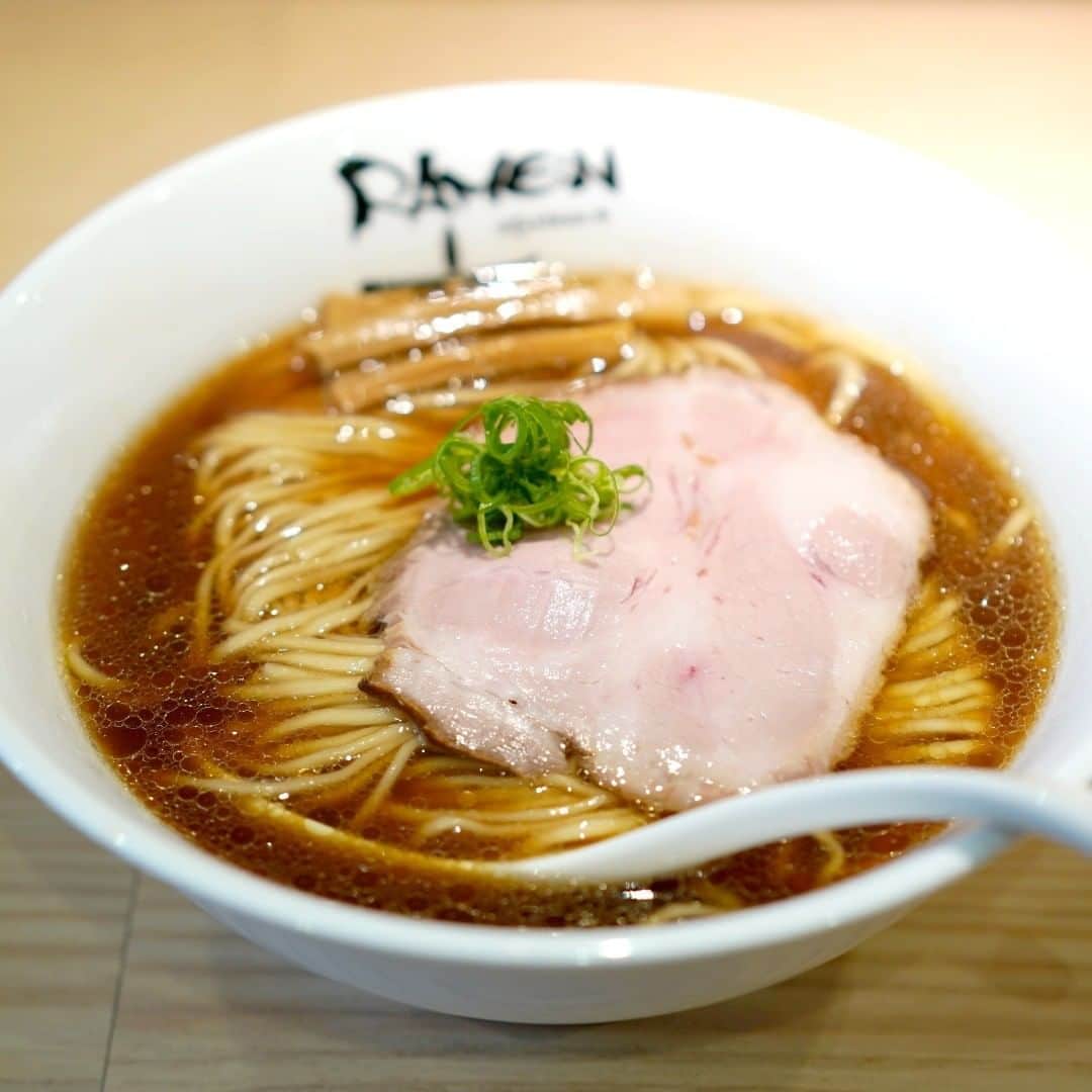 うどんが主食さんのインスタグラム写真 - (うどんが主食Instagram)「ミシュランビブグルマン、醤油もコクがあって美味い、無化調の衝撃！ #うどんが主食 #ワンタン #豚肉 #にじゅうぶんのいち #煮干し #塩 #グルメ #チャーシュー　#美味い #尾久 #ラーメン　#東京 #foodstagram #Japan #washoku #fashion #food #ramen #noodle #noodles #soup #amazing #good #nice #beauty #beautiful #fashion #nice #gourmet」8月16日 7時40分 - alwaysudon