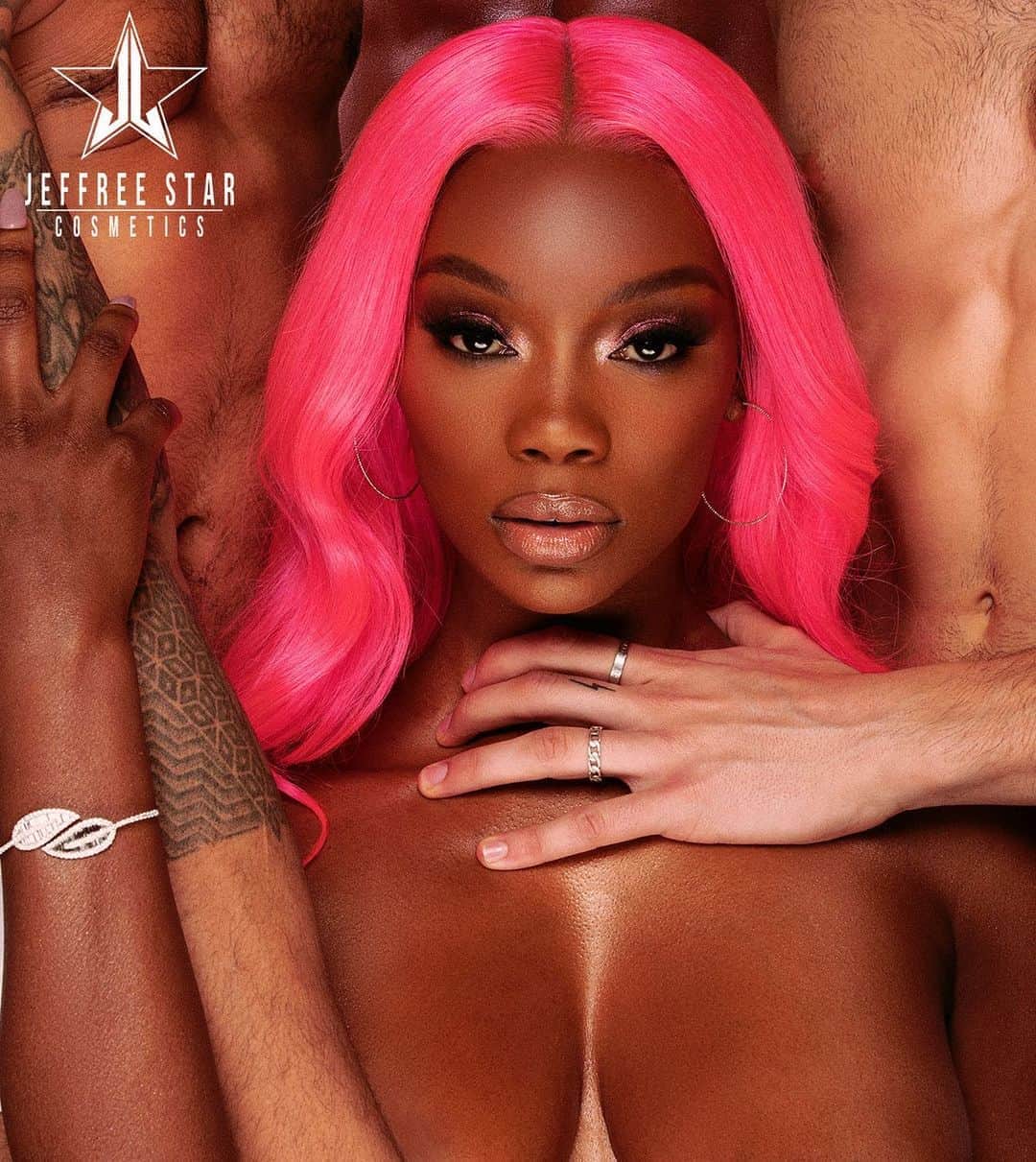 Jeffree Star Cosmeticsさんのインスタグラム写真 - (Jeffree Star CosmeticsInstagram)「Come take a dive into the #Orgy Collection 💖 Our goddess @chasitysamone is wearing the #miniorgy palette all over the eyes w a splash of the big palette 💦 She’s wearing new luminous #magicstar powder in #suede 🔥 Lips are #velourlipliner shade ‘dominatrix’ w. #velourliquidlipstick shade ‘hunty’ & THE GLOSS shade ‘table top! 🤎 Everything launches on 8.21.2020! Photo by: @marcelocantuphoto  Makeup by: @boomkackmua  Hair by: @alexander_armand  #jeffreestarcosmetics #orgypalette」8月16日 7時44分 - jeffreestarcosmetics