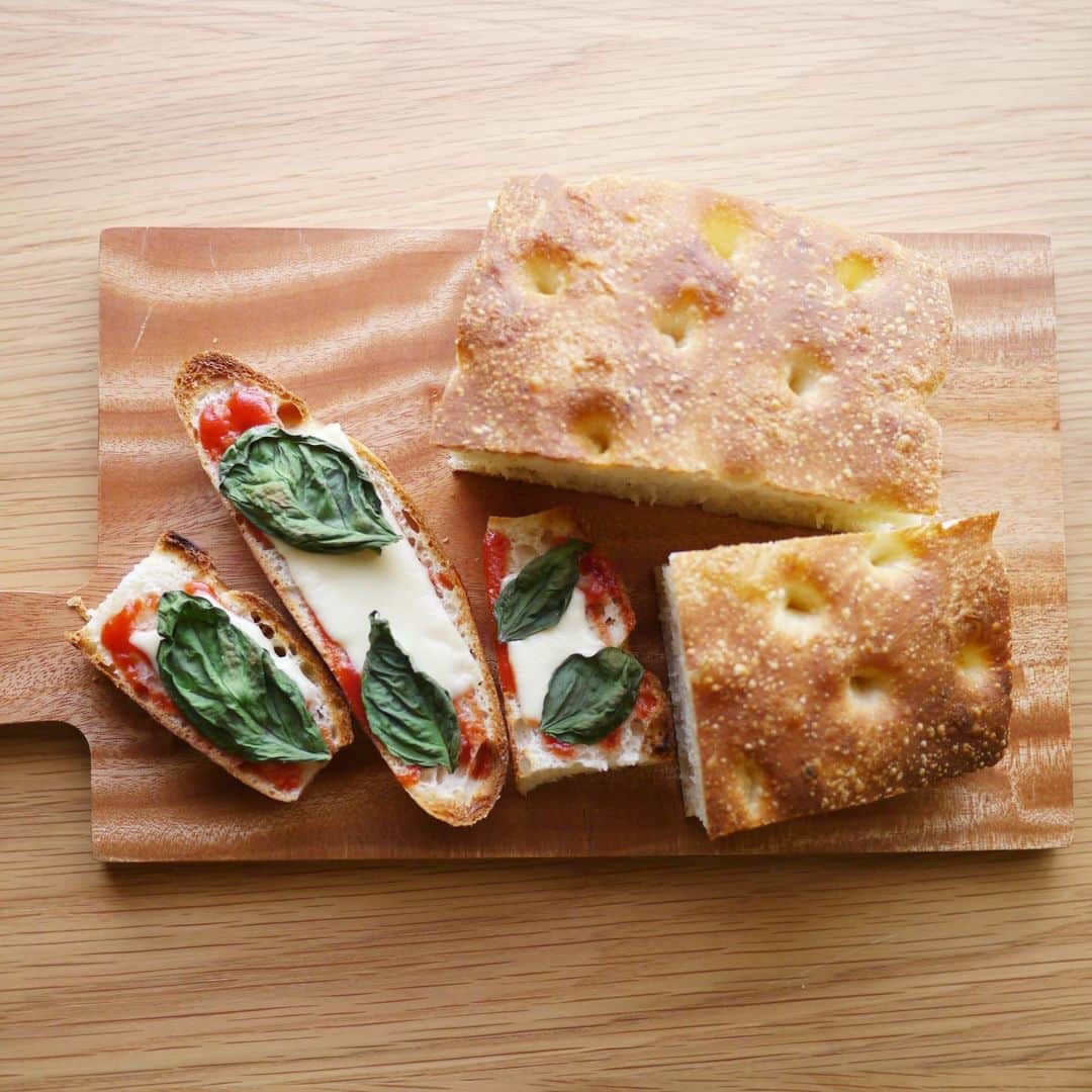 COLLOのインスタグラム：「フォカッチャに挑戦🍞 作り方がシンプルなのに満足度が高い☺️✨ 食事パンにとてもよい👌  #ジャガイモが練り込まれていてびっくり #手作りパン」