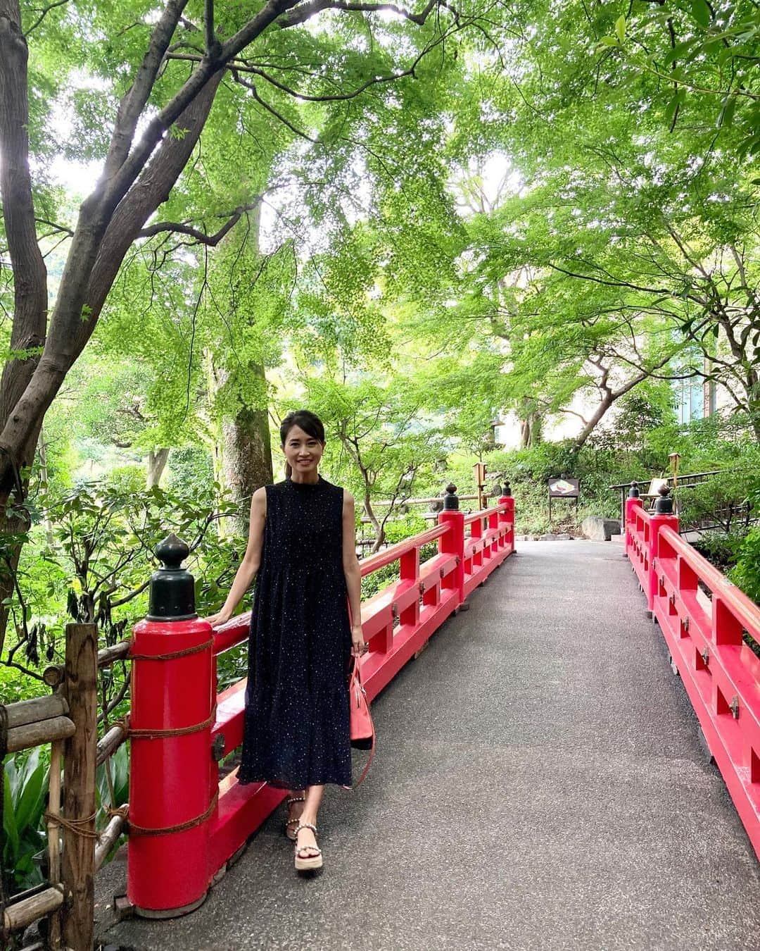 KAORI.OMURA 大村香織さんのインスタグラム写真 - (KAORI.OMURA 大村香織Instagram)「おはようございます🌞 お盆休み最終日になりましたね、今年は暑いお盆でした🌞 ・ 特に何処に行く予定が無かったので、お仕事してみたり都内で行きたい場所に行ってみたり☺︎ ・ この日は、椿山荘にお蕎麦を食べに行った日☺︎ ・ お庭を散歩してるまではよかった✨マイナスイオンが〜✨なんて調子良かったのですが…なんとお目当てのお蕎麦屋さんは閉まってました😭😱 ・ お腹は空いていましたが…お蕎麦の口になっていたのでお蕎麦を食べるのを諦められず、十番まで戻り川上庵へ💨 ・ そうしたらなんと、川上庵は待ち時間が…💦 ・ 無事、松玄にて食す事ができました。🤣 ・ 諦めないって大事。笑 ・ 最終日、良い1日を☺︎ ・ ・ #お盆やすみ #お盆 #2020summer #椿山荘#椿山荘東京 #ホテル#アラフォー#アラフォーライフ#40代#40代女子 #都内ホテル#お蕎麦屋さん #お蕎麦ランチ #ワンピース #ワンピースコーデ#癒し#マイナスイオン#夏休み」8月16日 7時57分 - kaori.omura