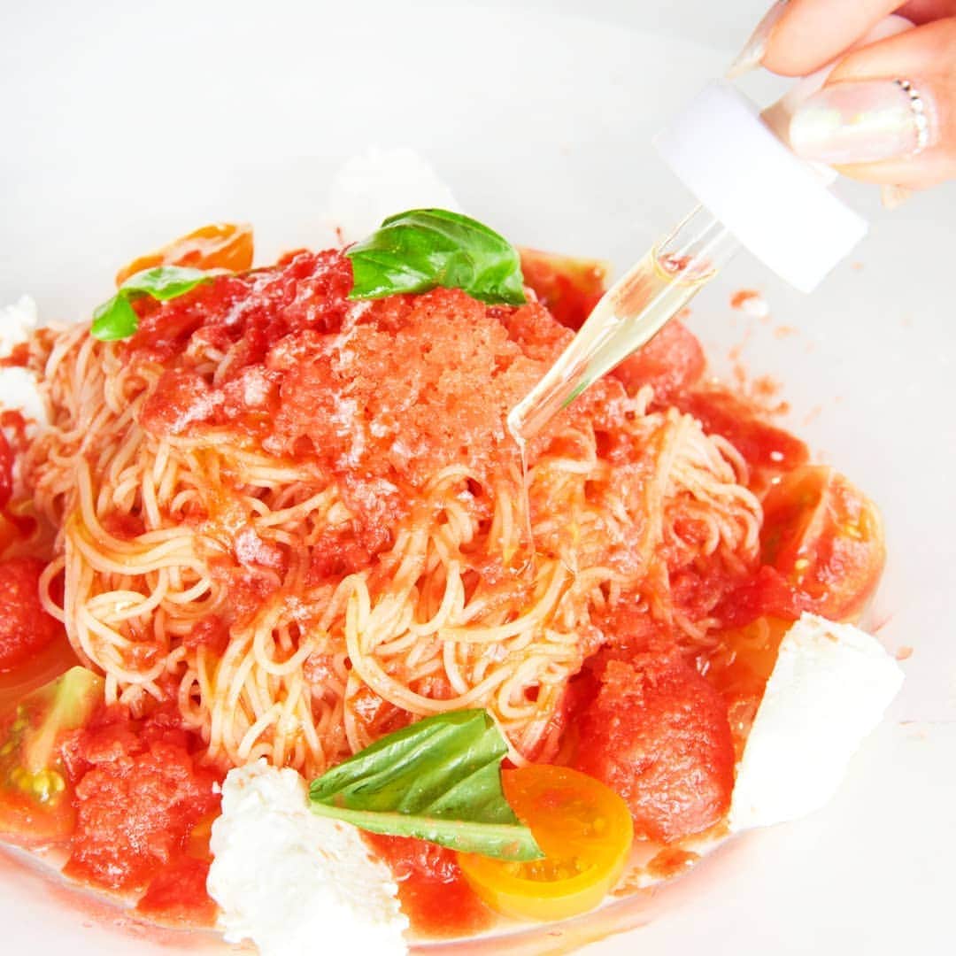 のインスタグラム：「はちみつの出番はスウィーツだけではありません。 トマトのパスタにひとさじのはちみつで、いつもの味がほんのりリッチな風味に！ しっかり食べて、カラダも肌も夏バテ知らずに。  Did you know Honey is not only for sweets ? It can be used for salad, meat, even for rice to add the depth and flavour to the food. Let's add honey to enjoy variety of your life :)  #hacci #honey #bee #beauty #skincare #cosmetics #honeycosmetics #madeinjapan #beautyhoney #food #lifestyle #addmeaning #sustainability #variety #pasta #summer #はちみつ #はちみつコスメ #スキンケア #ビューティハニー #パスタ #夏バテ」
