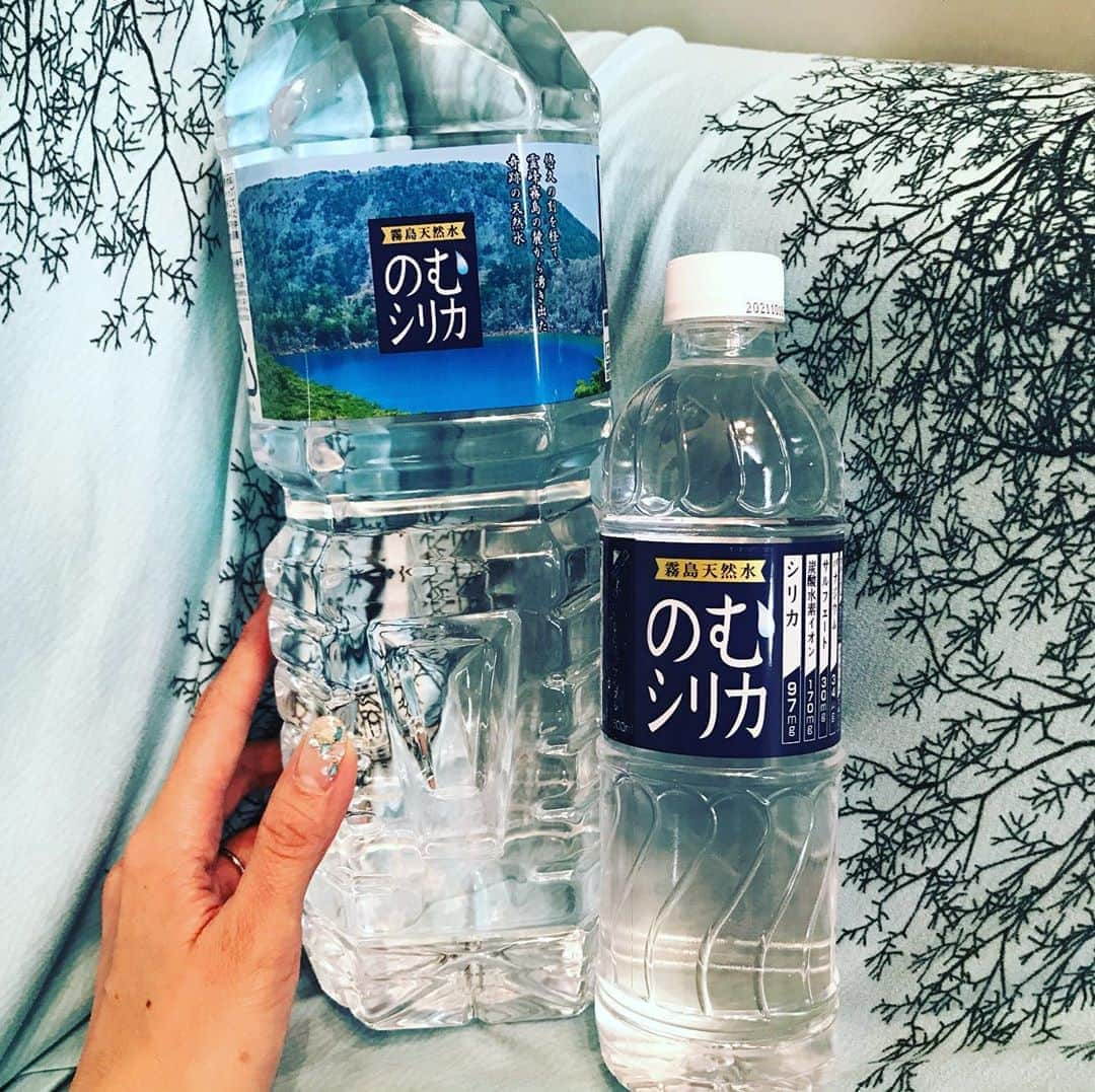 井脇幸江さんのインスタグラム写真 - (井脇幸江Instagram)「毎日暑いですね！ 皆さん、お変わりないですか？  健康であるために今、大切なのは、睡眠と水分補給💕  私が愛飲しているのは 「飲むシリカ」✨です  はじめは、ほんの少〜〜しだけ、硬く感じたけれど、含まれる栄養成分に惹かれて飲んでいるうちに、すっかり美味しく感じるようになりました😘  子供の頃から水分をほとんど摂らなかった私💦  食事中も、お水もお茶も飲まないし、お味噌汁は具だけ食べる子供でした😅  踊る時も、🚺に行きたくなるのが嫌なので、少ししか飲まないし、若い頃は「リハーサル中に水なんか飲むな🔥」の世界😱でしたし🤔  お水は大切🥰 身体に良いと言われている飲みにくい水より、【美味しく感じられる水をたくさん飲む】方が良さそうですよ👍🏻  私は常温が好きですが、冷えている方が好きならば、それでも問題ないそうです。何が大切か？質や温度より、ちゃんと飲んであげる事…なのでしょうね☺️💕  皆さんのご健康を、祈っております❣️  #飲むシリカ #水 #美味しい水 #水分補給 #大切 #健康 #睡眠 #井脇幸江」8月16日 8時04分 - yukie.iwaki