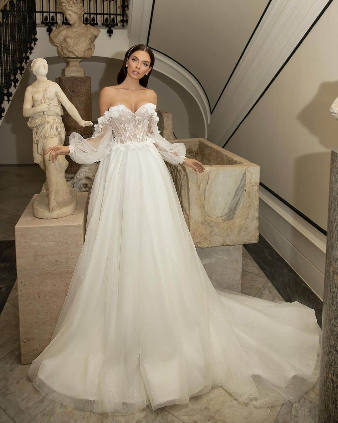のインスタグラム：「Looking for the perfect wedding dress? 🥰 ⠀ Than rather go to the @luce_sposa account and plunge into the world of delicious outfits for every taste ❤️」
