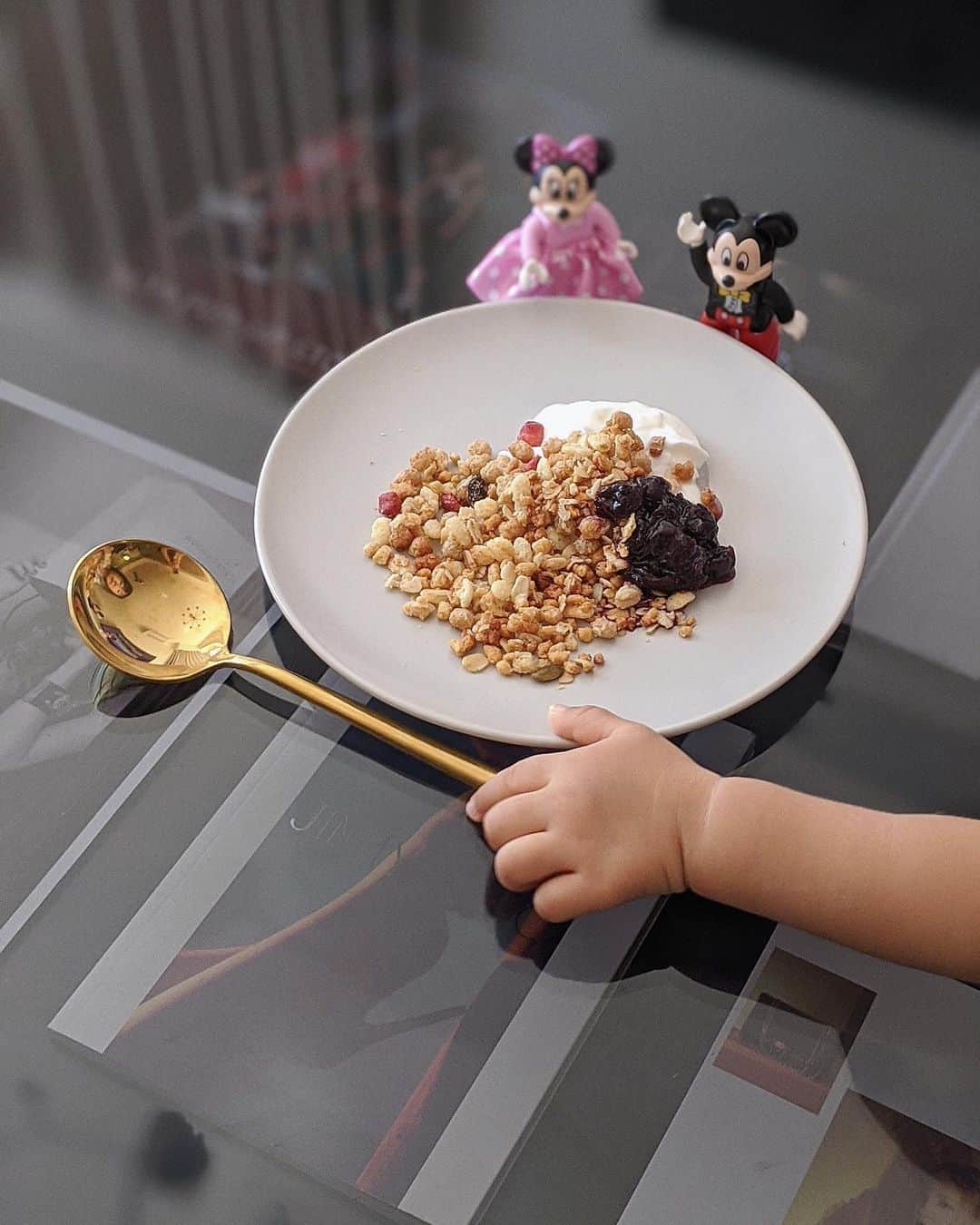 稲川千里さんのインスタグラム写真 - (稲川千里Instagram)「. . good morning🍭 写真を撮ろうとしていたら 可愛いおててで ミッキーとミニーを並べてくれました🐭❤️ . #breakfast #フルグラ #手作りジャム」8月16日 8時18分 - chiicamera