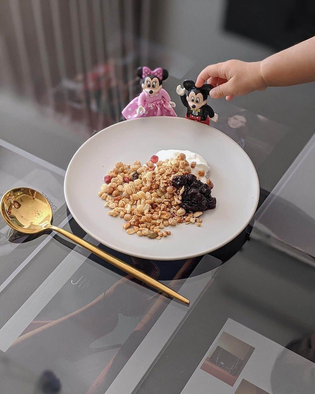 稲川千里さんのインスタグラム写真 - (稲川千里Instagram)「. . good morning🍭 写真を撮ろうとしていたら 可愛いおててで ミッキーとミニーを並べてくれました🐭❤️ . #breakfast #フルグラ #手作りジャム」8月16日 8時18分 - chiicamera