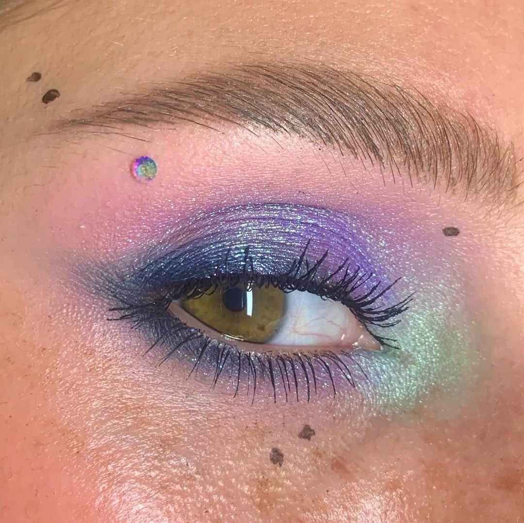 e.l.f.さんのインスタグラム写真 - (e.l.f.Instagram)「Pastel dreams ☁ @midnight_weirdo uses the shades Tropicana, Royal, Disco, and Baja Mar from our Retro Paradise 18 Piece Eyeshadow Palette. Available now at @target 💗✨ #eyeslipsface #elfingamazing #elfcosmetics #crueltyfree #vegan」8月16日 8時18分 - elfcosmetics