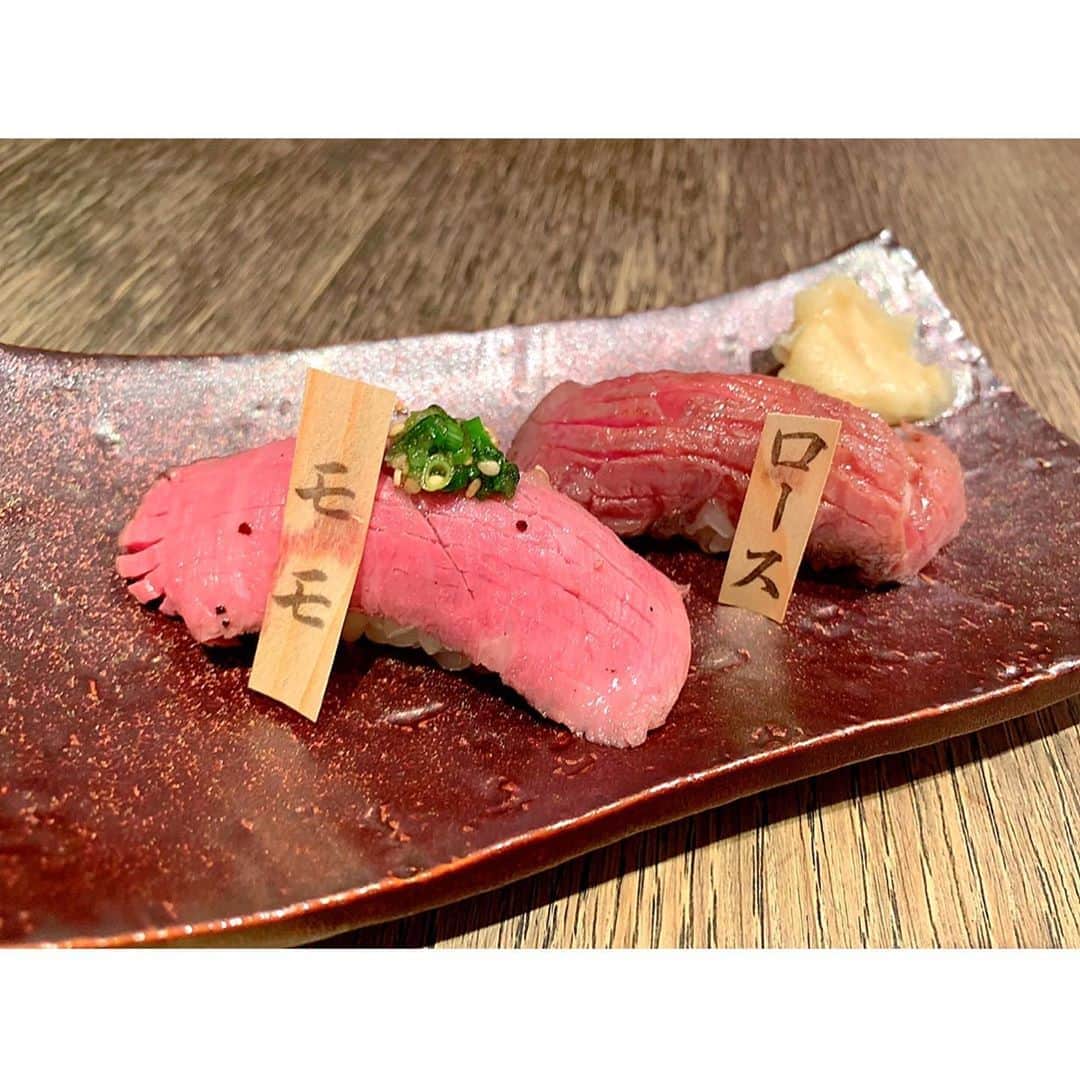 百合華さんのインスタグラム写真 - (百合華Instagram)「京都三条室町にある松坂牛焼肉『松坂牛what's 京都室町店』にて、お肉好きのお友達と焼肉ランチタイム🥰🥰  京町家をリノベーションされた優美な空間で、今回は松坂牛の集い箱ランチをいただきました✨  肉寿司や白味噌ベースのお味噌汁も付いていて、松坂牛の単品メニューなどもアラカルトで注文出来ます💋  お昼から上質なお肉をお腹いっぱい食べられてしあわせww❤️  #japan #日本 #kyoto  #京都 #三条 #lunch #京都ランチ #烏丸ランチ #matsusakabeefwhats  #松坂牛whats #松坂牛whats京都室町店  #集い箱 #おにくのおすし  #おにくのちらし #松坂牛 #焼肉 #焼き肉 #焼肉ランチ #焼き肉ランチ #美食 #美食家」8月16日 13時53分 - yurika.lovelily