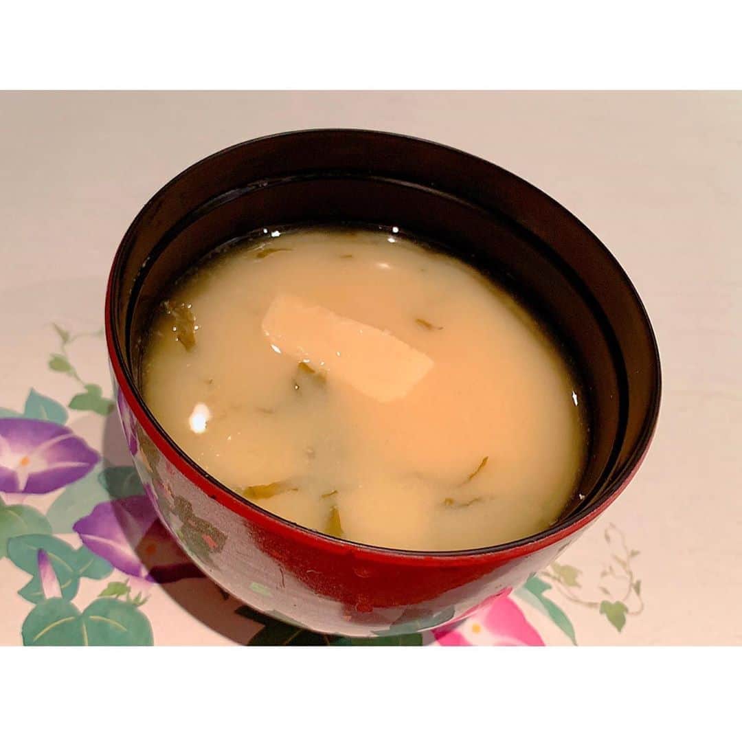 百合華さんのインスタグラム写真 - (百合華Instagram)「京都三条室町にある松坂牛焼肉『松坂牛what's 京都室町店』にて、お肉好きのお友達と焼肉ランチタイム🥰🥰  京町家をリノベーションされた優美な空間で、今回は松坂牛の集い箱ランチをいただきました✨  肉寿司や白味噌ベースのお味噌汁も付いていて、松坂牛の単品メニューなどもアラカルトで注文出来ます💋  お昼から上質なお肉をお腹いっぱい食べられてしあわせww❤️  #japan #日本 #kyoto  #京都 #三条 #lunch #京都ランチ #烏丸ランチ #matsusakabeefwhats  #松坂牛whats #松坂牛whats京都室町店  #集い箱 #おにくのおすし  #おにくのちらし #松坂牛 #焼肉 #焼き肉 #焼肉ランチ #焼き肉ランチ #美食 #美食家」8月16日 13時53分 - yurika.lovelily