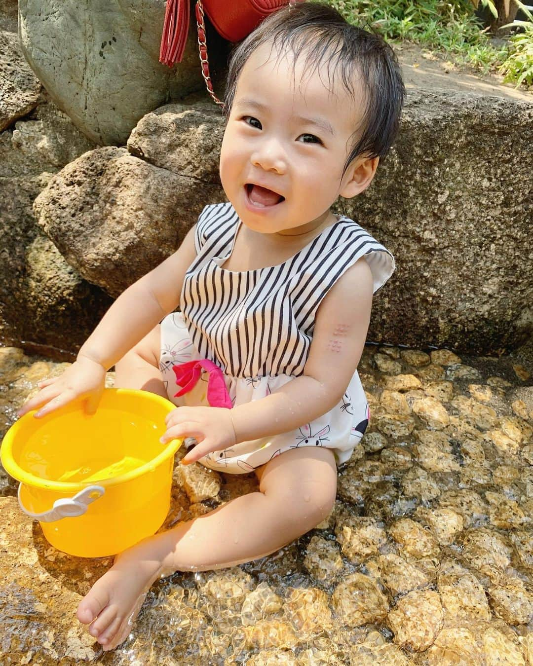 桜井未来さんのインスタグラム写真 - (桜井未来Instagram)「初めて水遊びが楽しめた娘ちゃん☺️💓 息子は初めてのプールからお水大好きで、しょっちゅうプール連れてってあげていたけど、娘はまだお水遊び2回目💦 また、お水遊びしようね😘💓  ・ ・ ・  #男の子ママ #女の子ママ #ママ #baby #ママ友募集 #赤ちゃんのいる生活 #ママサークル #ママイベント #ママ会 #都内ママ #ベビスタグラム #mamagirl #ベビフル #コドモダカラ #コドモノ #ママリ #親バカ部 #新米ママ東京部 #ベビモ #kpおうちでモデル #水着 #girlsswimwear #summer #夏の思い出 #プール #pool #水遊び」8月16日 13時45分 - miki.sakurai0214