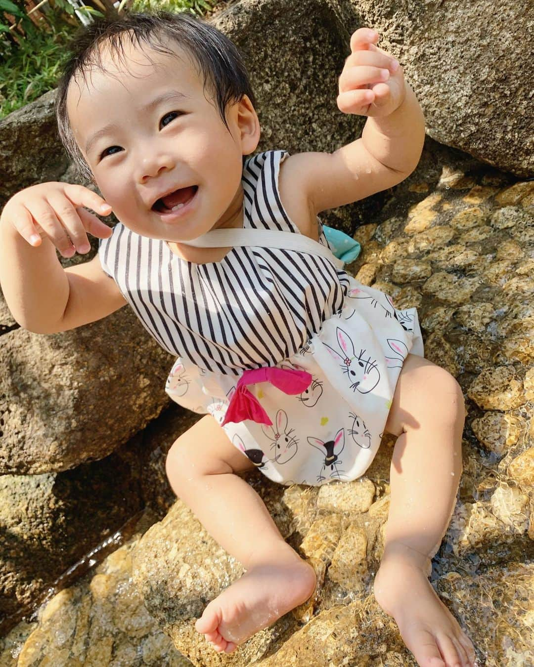 桜井未来さんのインスタグラム写真 - (桜井未来Instagram)「初めて水遊びが楽しめた娘ちゃん☺️💓 息子は初めてのプールからお水大好きで、しょっちゅうプール連れてってあげていたけど、娘はまだお水遊び2回目💦 また、お水遊びしようね😘💓  ・ ・ ・  #男の子ママ #女の子ママ #ママ #baby #ママ友募集 #赤ちゃんのいる生活 #ママサークル #ママイベント #ママ会 #都内ママ #ベビスタグラム #mamagirl #ベビフル #コドモダカラ #コドモノ #ママリ #親バカ部 #新米ママ東京部 #ベビモ #kpおうちでモデル #水着 #girlsswimwear #summer #夏の思い出 #プール #pool #水遊び」8月16日 13時45分 - miki.sakurai0214