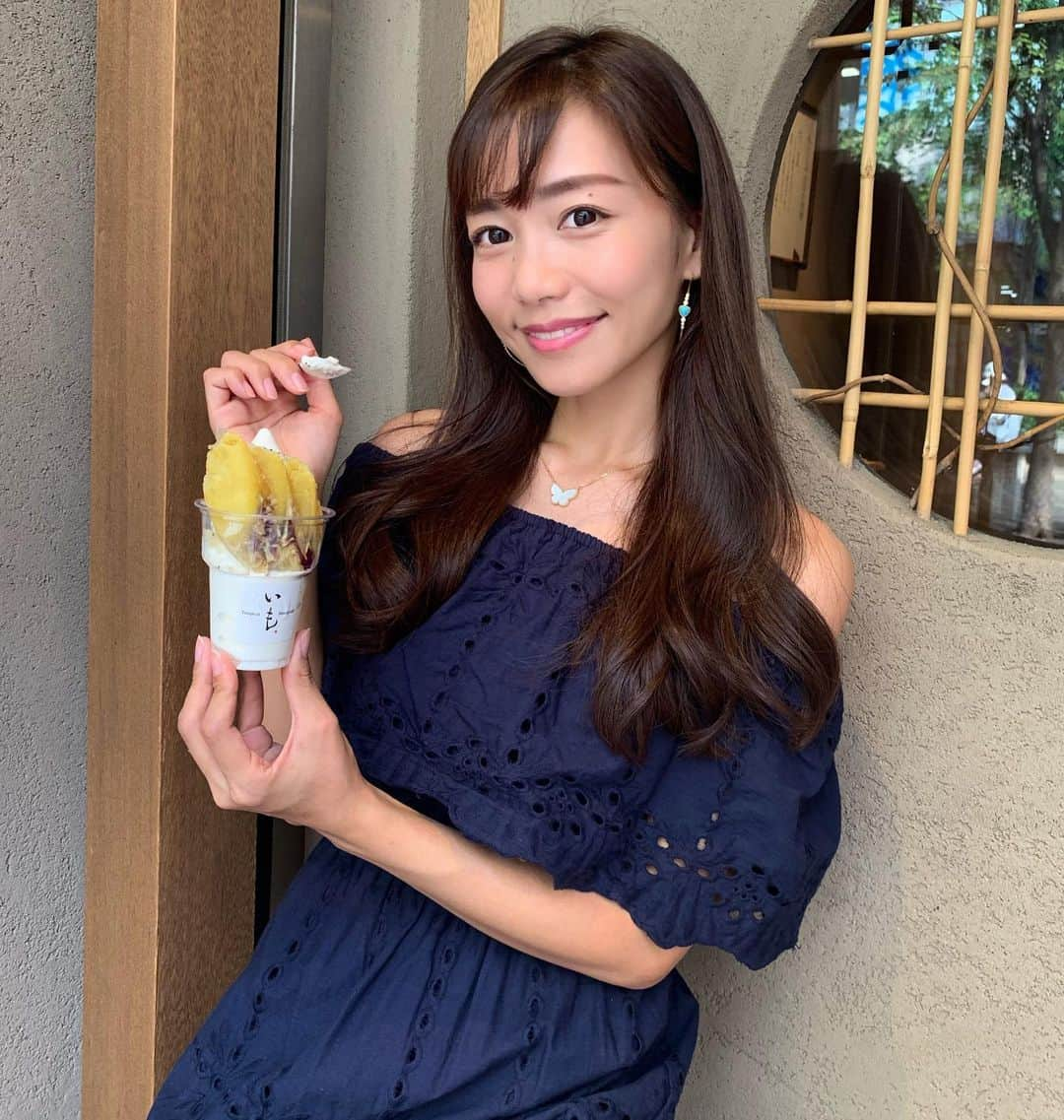 福山唯さんのインスタグラム写真 - (福山唯Instagram)「お散歩途中に…🌻  ソフトクリーム🍦💓 と お芋の天ぷら🍠✨ . . ミルク感たっぷりのソフトクリームにお塩のアクセントがとっても美味しかった♡ . .  冷たくて甘くて美味しくて美味しくて倍量食べられると思ったよw🐷💓 . . 仕事中、自分の水分補給を気をつけねば。と思った昨日。 本当に暑いからみんなも気をつけてね🥺 . .  #softcream #icecream #potato #sweetpotatoes #summer #sweets #アイス　#おやつ　 #ソフトクリーム　#天ぷら　#お芋の天ぷら　#塩ソフト　#塩ソフト丸十 ❤️」8月16日 13時53分 - yuifukuyama