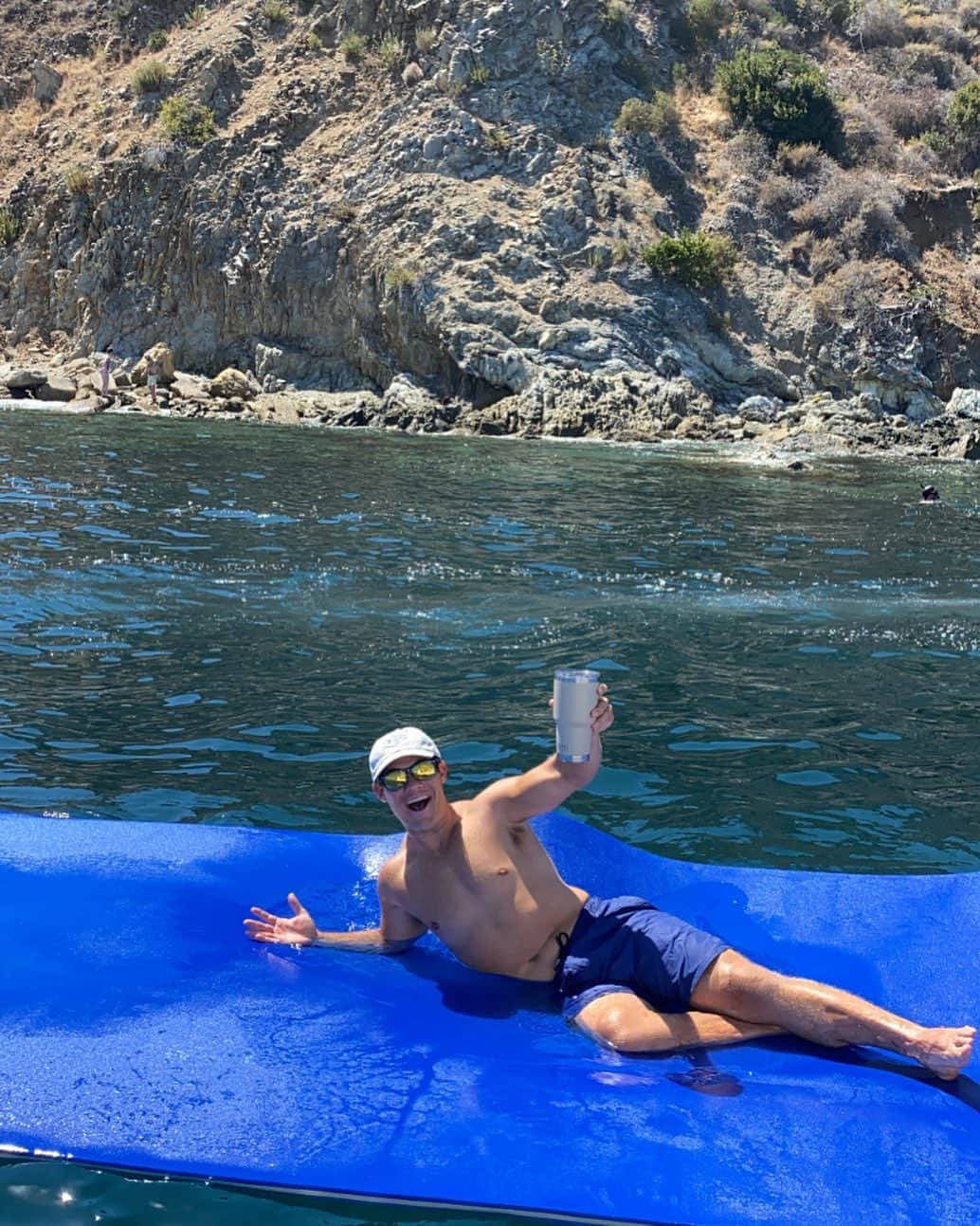 アダム・ディバインのインスタグラム：「Guys! Guess what?! I’m my Dad now! #dadmode #level100」