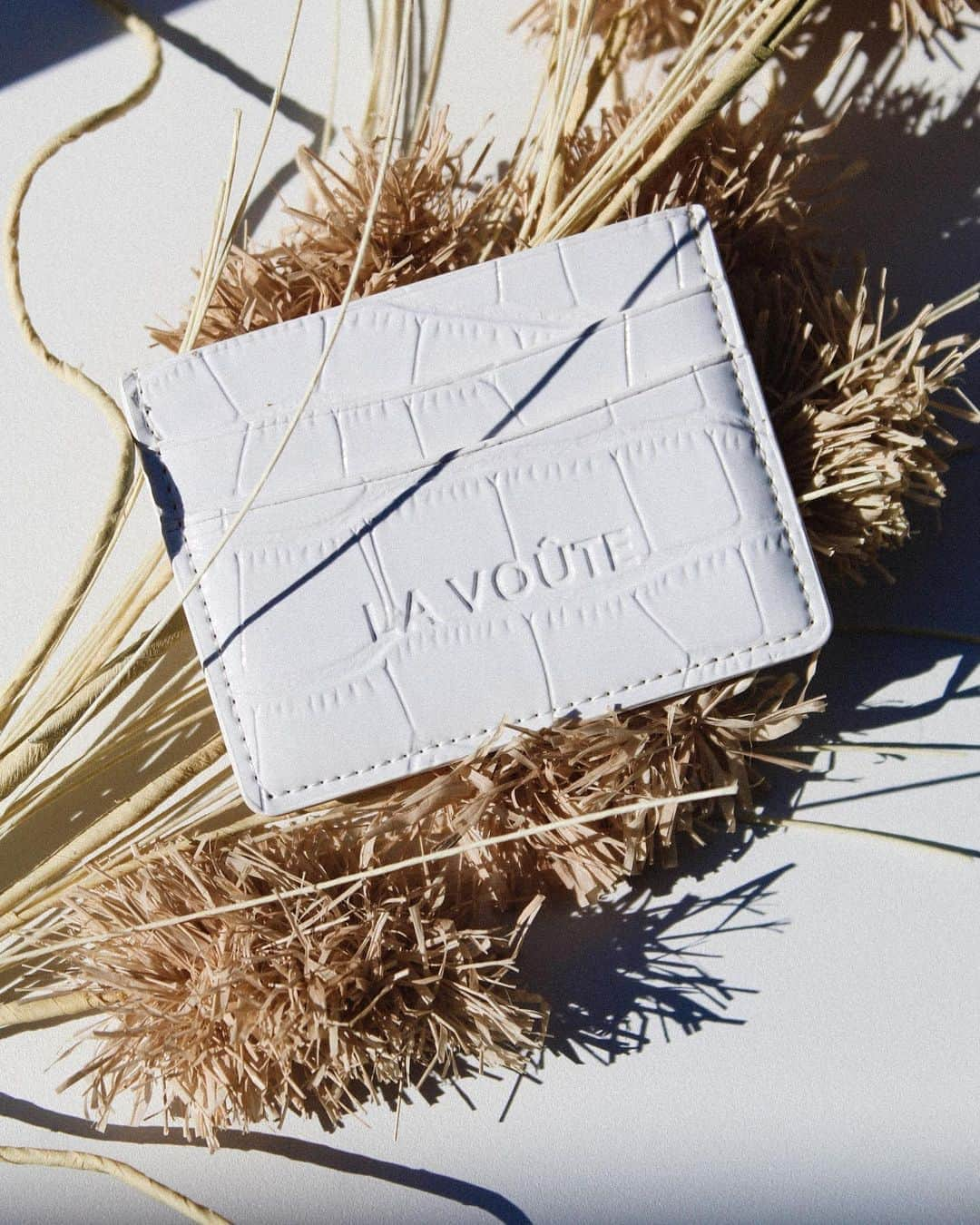 エイドリアン・バイロンさんのインスタグラム写真 - (エイドリアン・バイロンInstagram)「LA CARTE 🔒 @LaVoute We just dropped our cardholder in “snow” - the perfect white hot summer wallet! I keep posting here to keep you guys updated on what’s new! But, be sure to follow 👉🏽 @LaVoute for a beautiful feed & all the deets! Lol.  Happy Saturday! Besitos Xx」8月16日 8時31分 - adriennebailon