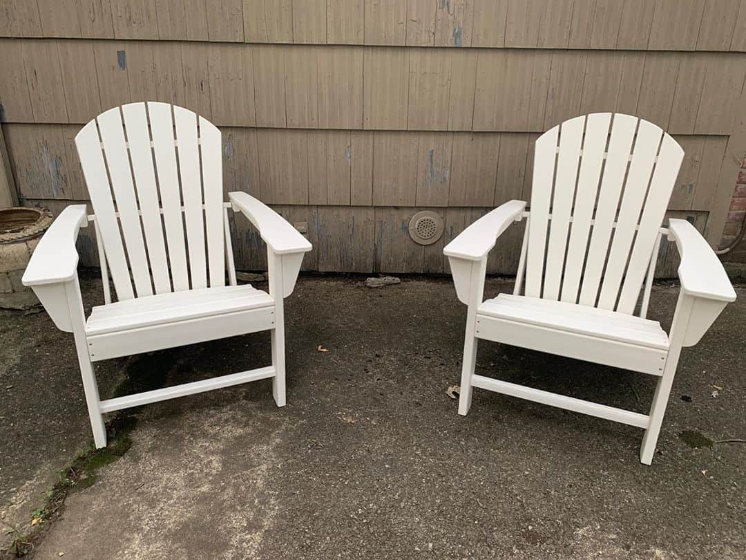 Monday満ちるさんのインスタグラム写真 - (Monday満ちるInstagram)「Today’s home project. Always wanted Adirondack chairs. My DIY assembling skills are not bad if I may say so for myself! Now to get cute outdoor cushions...」8月16日 8時36分 - mondaymichiru