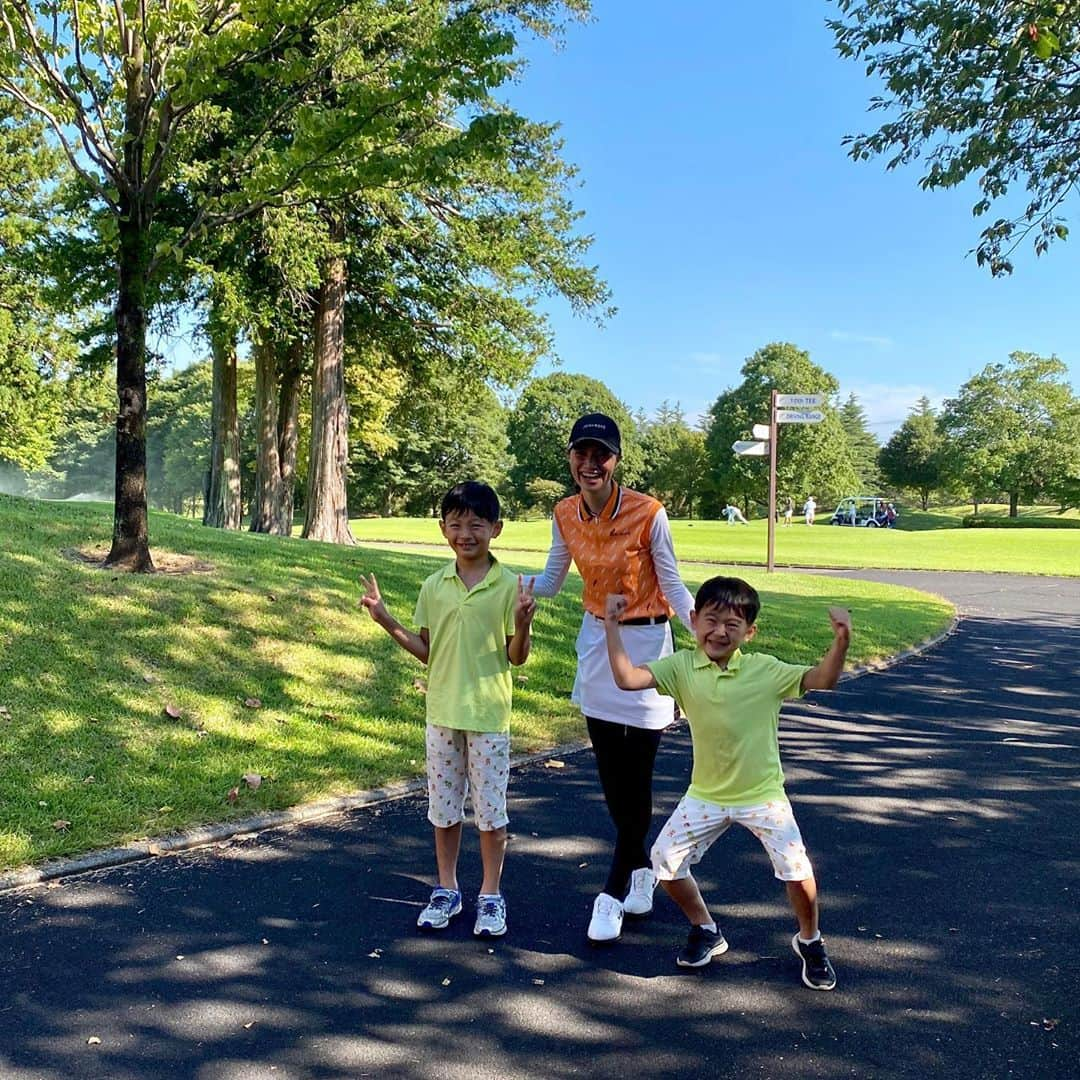 三枝こころさんのインスタグラム写真 - (三枝こころInstagram)「友達の子供を連れてラウンドへ🏌️‍♀️ 1年前より凄く上手くなっててビックリ‼️ 子供の成長はあっという間に感じます。 池越えを自ら挑戦したいという2人、さすが男の子ですわ。 小学1.2年生でこんなに楽しくゴルフ出来ちゃうのかぁ〜いつか娘とラウンドと思っていますがそんな遠い話ではない気がします。 #ゴルフ女子 #ママゴルフ #親子ゴルフ #灼熱 #夏休み #成長 #池越え #イーグルポイント」8月16日 8時41分 - kokoro_golf