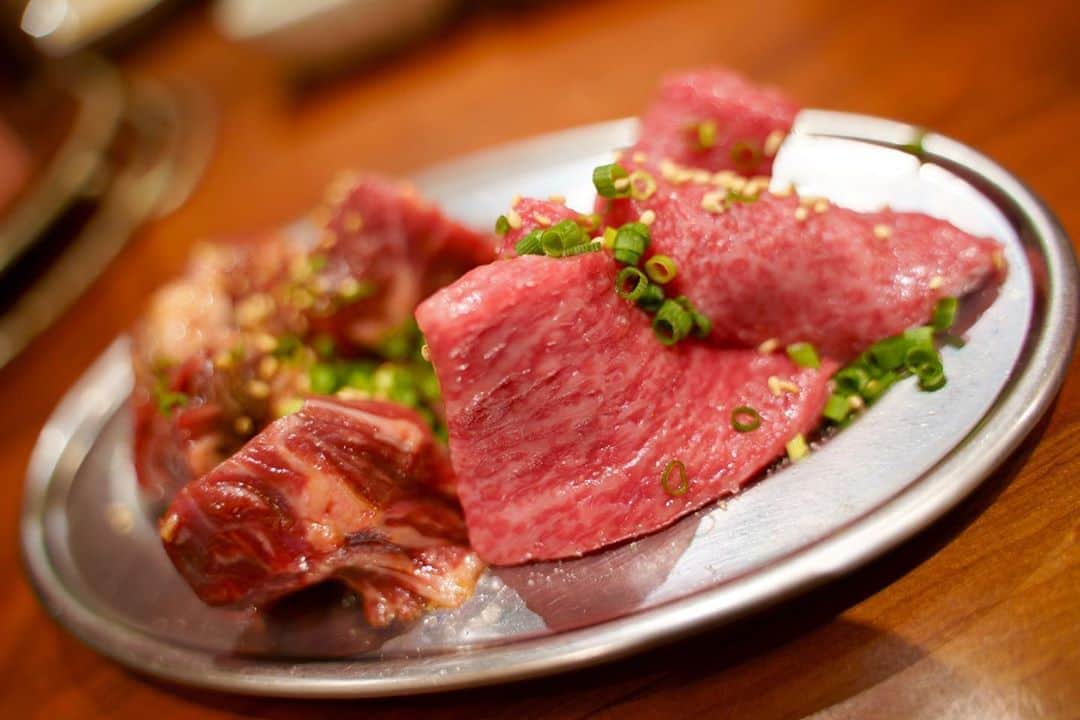 わっきーのインスタグラム：「中野北口に2020年7月オープンしたばかりの焼肉屋「牛の涎（よだれ）」へ。 6000円のコースのみで、A５和牛。 完全予約制で１部18時〜、２部20時半〜 この時期に激戦区でのオープン。。頑張って欲しいですね！  #焼肉 #炭火焼肉  #牛の涎  #和牛  #牛タン #タン元  #サーロイン #ハラミ  #希少部位  #飲み放題 #ご飯おかわり自由  #無限ライス  #中野グルメ  #中野焼肉 #東京グルメ  #youtube #youtuber #ユーチューブ #わっきーtv #わっきー #食レポ #飯テロ #飯テロ動画」