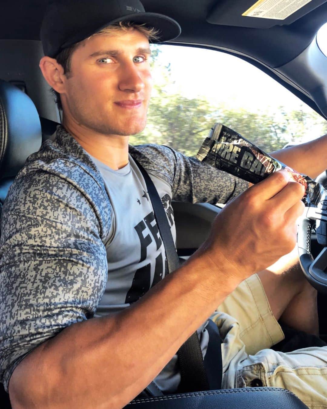 セージ・ノースカットのインスタグラム：「DON’T MISS OUT! Click the link in my bio and get 40% off anything from Redcon1 this weekend! I love these MRE bars made with real whole food!! 😋」