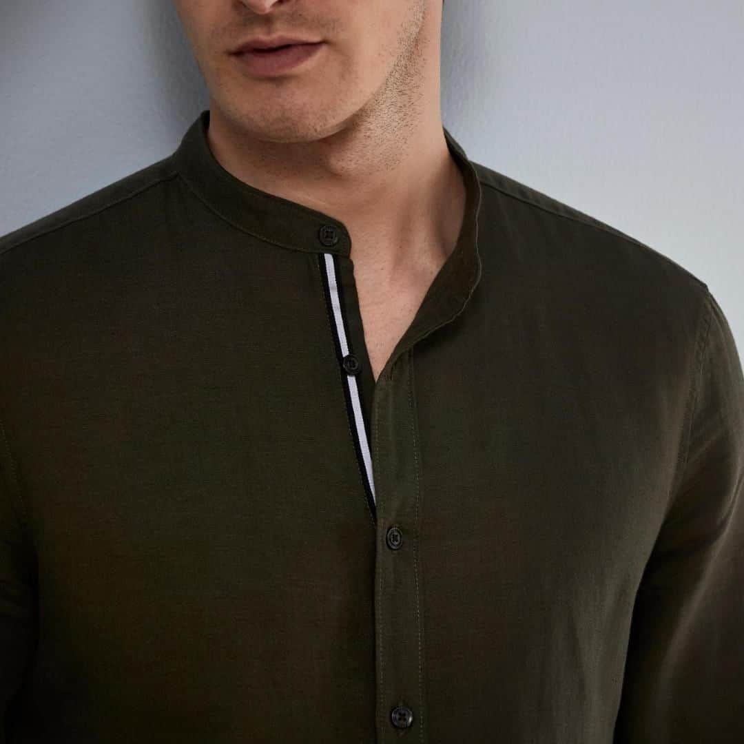 ペリーエリスのインスタグラム：「Simple is best. Our Linen Shirt offers superior comfort with added durability, for the man on the go. #lifereadysince1976」