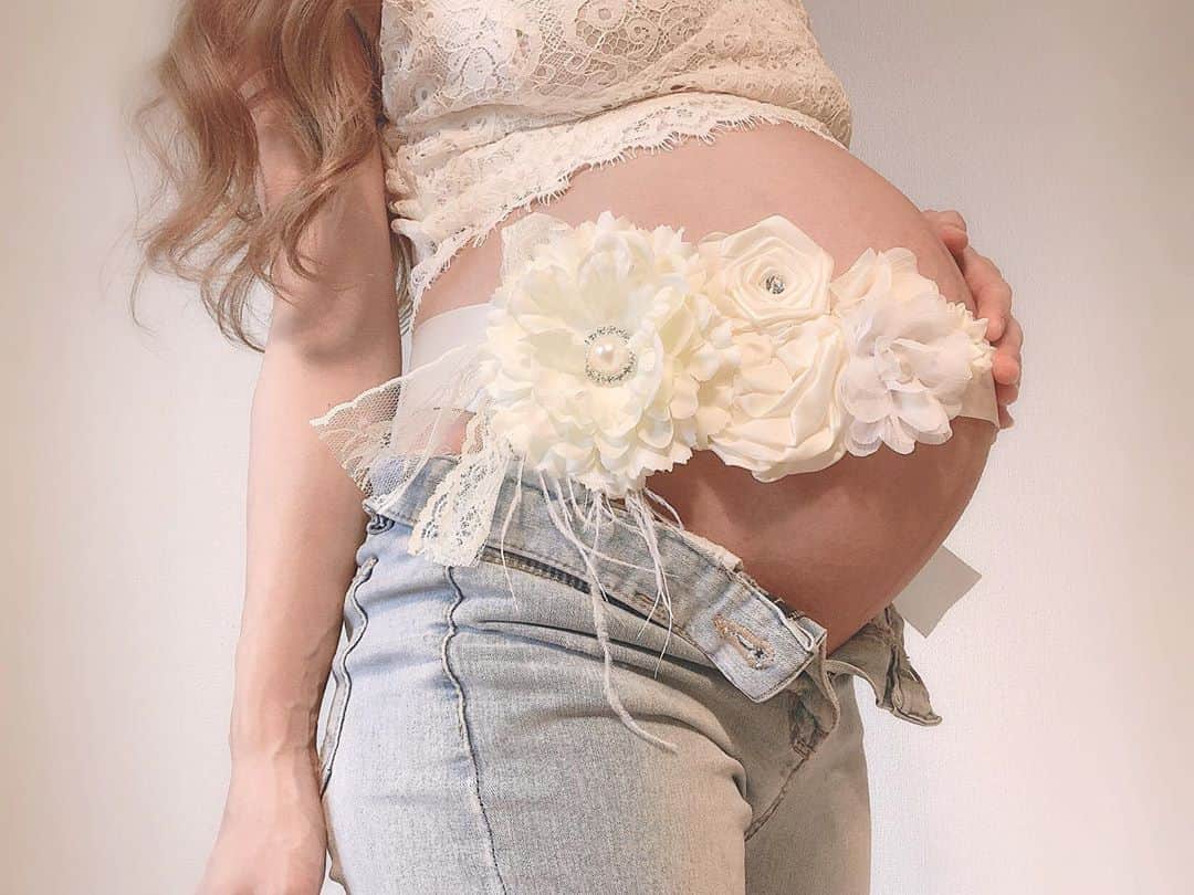 さっぴちゃんのインスタグラム：「... ... 𝐦𝐚𝐭𝐞𝐫𝐧𝐢𝐭𝐲 𝐩𝐡𝐨𝐭𝐨❥ ... ... . . あっという間の10ヶ月間だったけど 産んでからもう1ヶ月👶🏼🖤本当に早い🥺𓂂 . 載せてない写真がまだまだある🤰🎀 . . ………………………………(♡)……………………………… .」