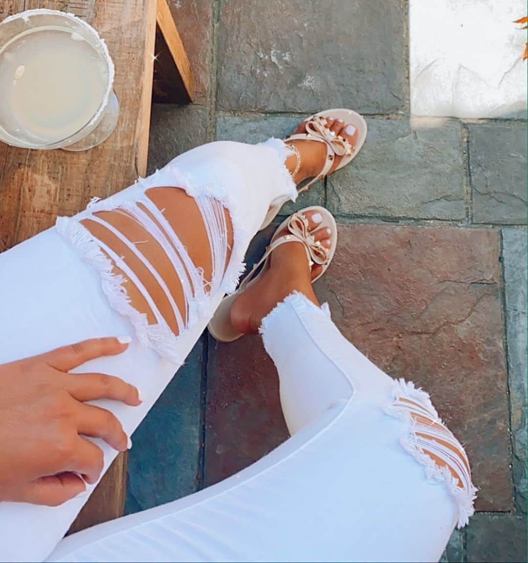 ジェシカ・バーチアーガのインスタグラム：「Sandals & Jeans 🐶 @fashionnova fashionnovapartner  Sidenote I love a man w nice feet too and have definitely been turned off by a mans toes 🏃🏽‍♀️🤷‍♀️🙈」