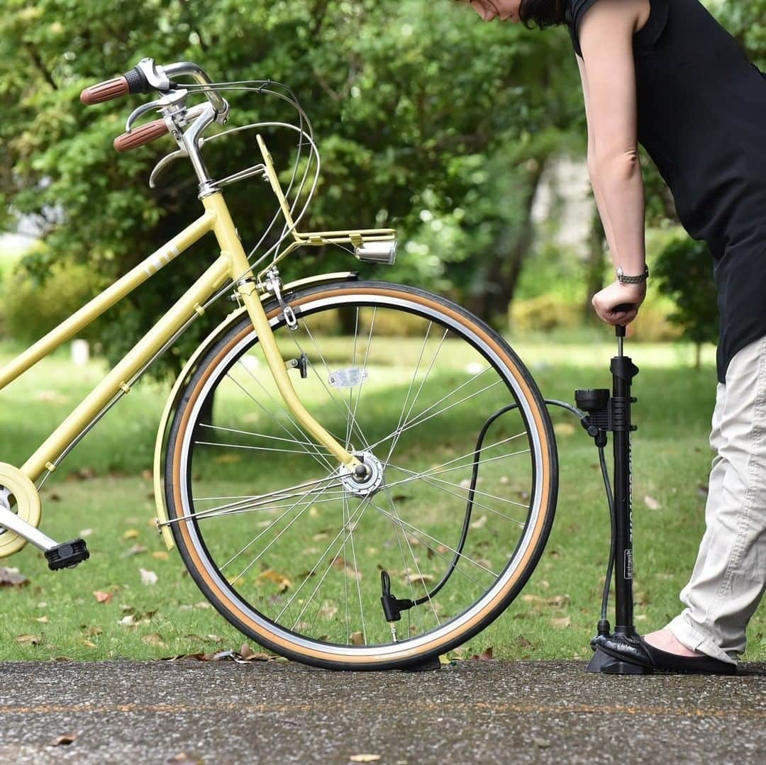 GREEN LABEL*グリーンレーベル*クロスバイクさんのインスタグラム写真 - (GREEN LABEL*グリーンレーベル*クロスバイクInstagram)「＼＼1ヶ月に1回、空気を／／ 休み明けも快調に走るため、空気入れを！ . 自転車に乗らなくても、タイヤの空気は自然に少しずつ抜けていきます。空気をきちんと入れて、気持ちよく走り出しましょう！ . #空気入れ #月に一度  #クロスバイク #BRIDGESTONE #BRIDGESTONECYCLE #BRIDGESTONEGREENLABEL #ブリヂストン #ブリヂストンサイクル #ブリヂストングリーンレーベル #自転車 #bicycle #自転車のある風景 #サイクリング #自転車のある生活 #自転車のある暮らし #自転車大好き #自由とおしゃれとブリヂストン」8月16日 9時00分 - bridgestone_greenlabel