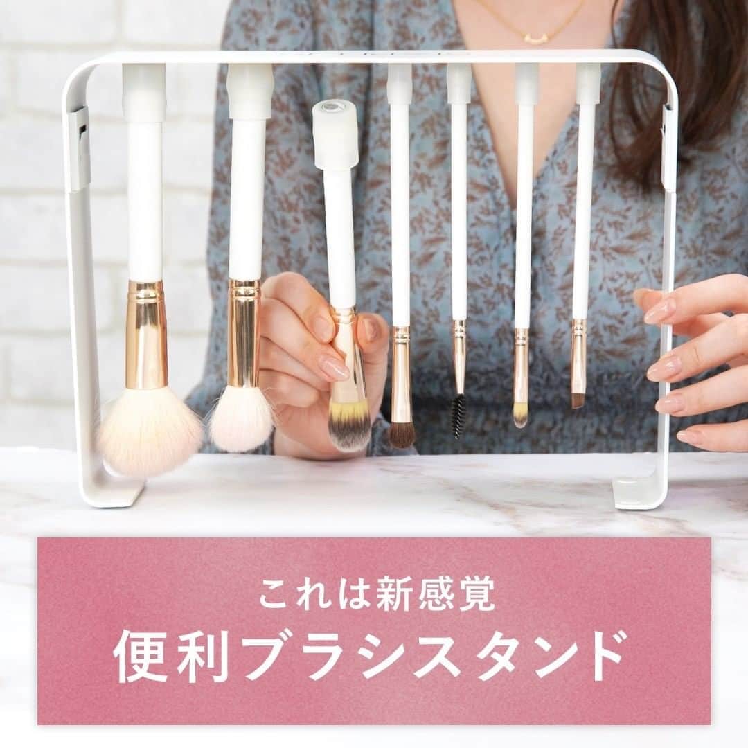 KALOSのインスタグラム：「【ぶら下げるブラシスタンド🙆‍♀️】 . せっかくブラシを洗っても乾かすのに時間がかかる😓 ブラシがたくさんあってすぐに取り出せない🤔 そんなときにおすすめなスタンドを発見✨ . . —————————————————— ［使用商品］ ☑︎SIXPLUS #マグネットメイクブラシ立て  (ホワイト)　(@sixpluscosmeticsjapan) ¥3,399(編集部調べ) —————————————————— . このスタンド専用のブラシもあって揃えると高級感がアップ🥰 飾りながら衛生的に使えそう👌 ぜひチェックしてみて🙆‍♀️ . . モデル：濱田あおい @aoihamada  . #メイク動画 #メイクテク #コスメレポ #メイク解説 #コスメレビュー #プチプラコスメ #今日のメイク #コスメマニア #毎日メイク #簡単メイク #ヘアメイク #ナチュラルメイク #デパコス #コスメ比較 #メイク崩れ  #新作コスメ #スキンケア #韓国コスメ #韓国スキンケア #オルチャン #オルチャンメイク #整形メイク #乾燥肌 #敏感肌 #ベストコスメ  #ハイライター #ツヤ感メイク #すっぴんメイク #コスメ収納」