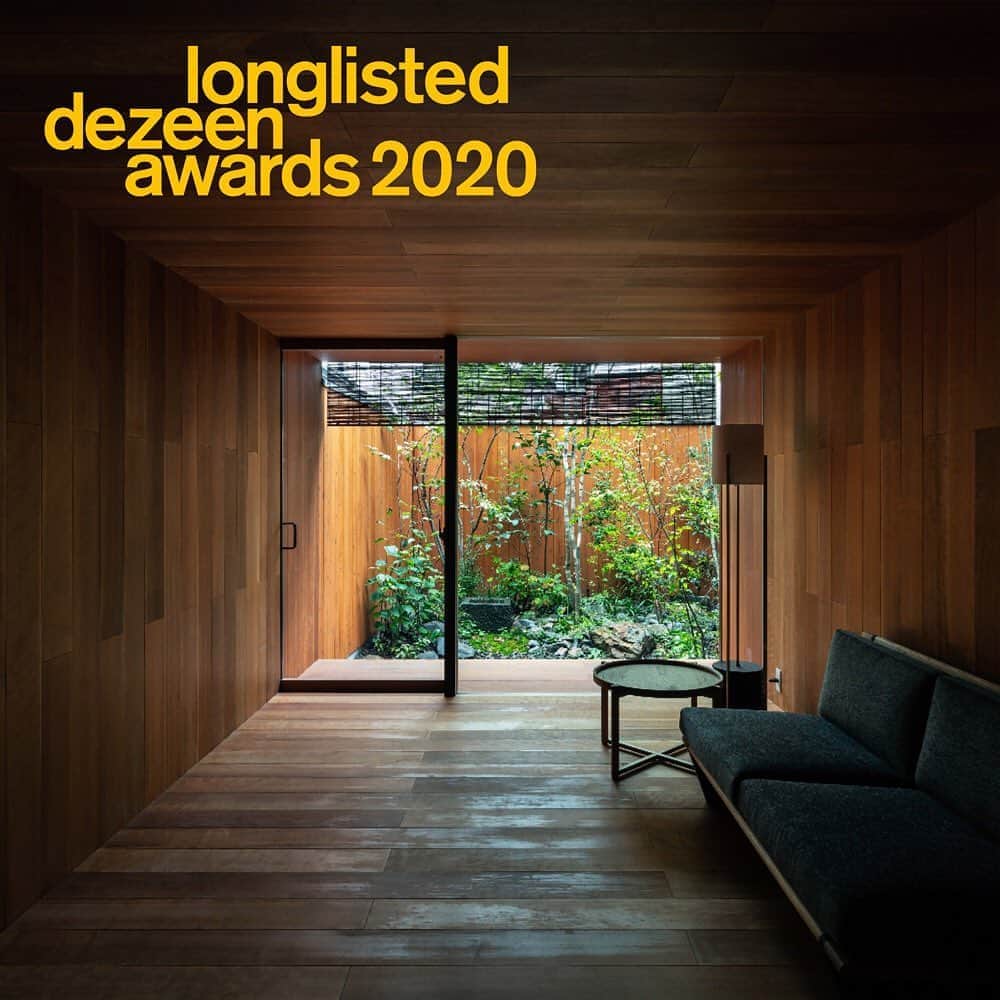 のインスタグラム：「【 Dezeen Awards 2020 longlist 】  grafで設計を担当した「京の温所 御所西」が、UK発の建築、デザインにおける国際的なウェブメディアDezeen @dezeen のロングリストに選出されました。  築100年を超える京都の町家をリノベーションしました。木漏れ日が静かに変化していく庭とつながったリビングは、木のトンネルをイメージして、床、壁、天井をすべてブラックチェリーの木材でぐるりと囲み、季節や時間の移ろいを感じられる空間となっています。  設計：千葉禎（graf） 施工：細見工務店 クライアント：ワコール町家事業部 作庭：グリーンスペース 家具制作：荒西浩人、クワイエットスペースツールアンドファニチャー 照明制作：ケック、川口鉄工所、小石製作所 アートワーク：高丸公相、前川和昭、保手濱拓 撮影：笹倉洋平（笹の倉舎）  #dezeenawards #dezeenawards2020 #京の温所御所西 #京の温所 #graf #graf設計部 #建築設計 #spacedesigner #design #hotel #renovation #京都 #町家 #千葉禎」