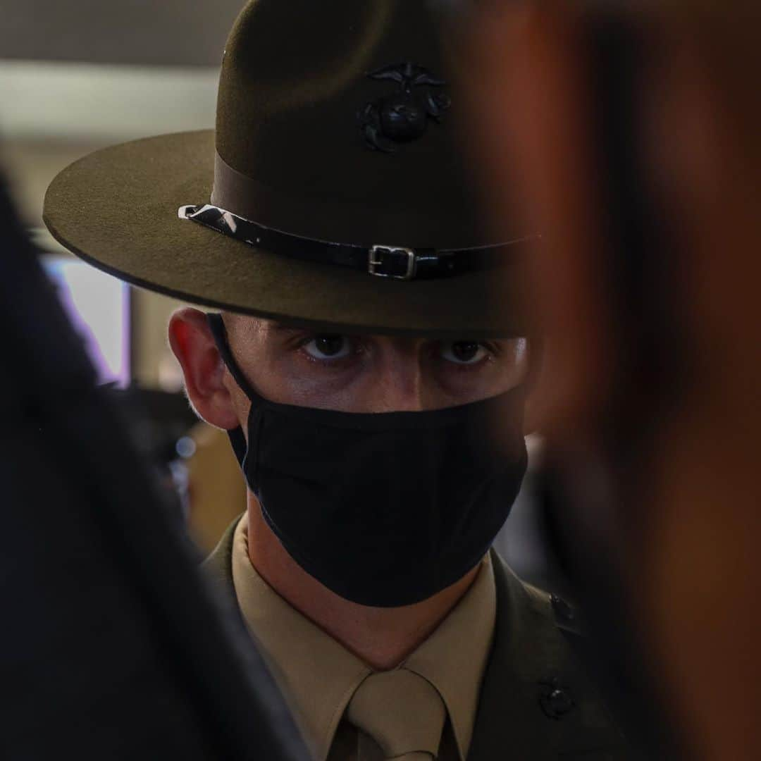 アメリカ海兵隊さんのインスタグラム写真 - (アメリカ海兵隊Instagram)「Look at me, I’m the captain now  Marines with Bravo Company, 1st Recruit Training Battalion, conduct a battalion commander’s inspection at @mcrdsd – the last chance to correct any discrepancies before the recruits graduate. (U.S. Marine Corps photo by Lance Cpl. Godfrey Ampong)  #USMC #Marines #Military #Bootcamp」8月16日 9時13分 - marines