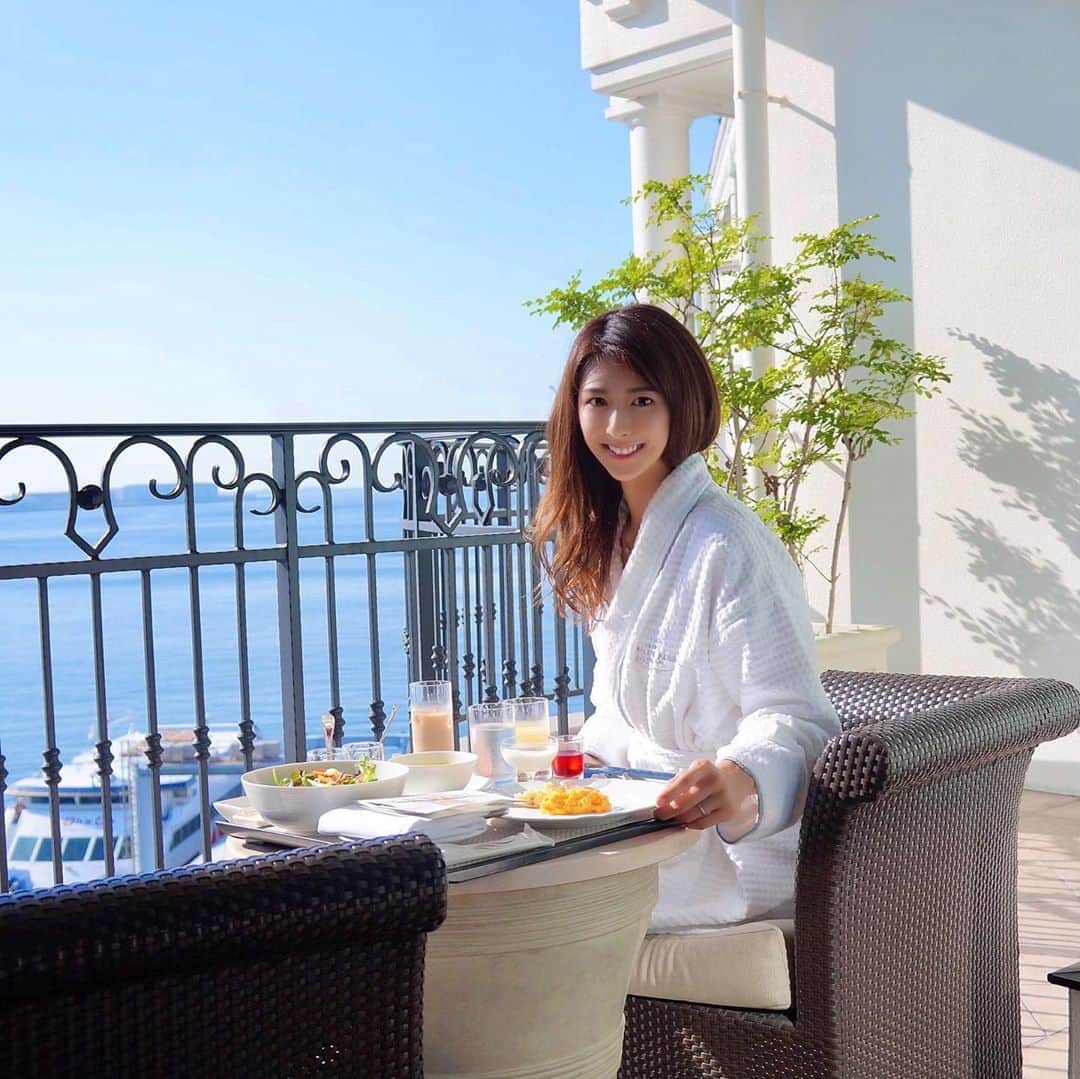 井上麻衣さんのインスタグラム写真 - (井上麻衣Instagram)「goodmorning🕊✨ 昨日は楽しみにしていた神戸にお泊まり してきました❣️ 朝食はテラスで、、、 と思いましたが暑すぎてすぐ中に入りました笑😭 思い入れがある街なので ゆっくりする機会ができて嬉しかったです♡ . . . #instagood #travel #hotel #lasuitekobe #kobe #terrace #morning #morningcoffee  #旅行#宿泊#神戸#ポートタワー #モザイク #みなと#ラスイート神戸  #ラスイート#ラスイート神戸ハーバーランド  #テラス#モーニング#朝食#優雅な時間」8月16日 9時11分 - mai_inoue
