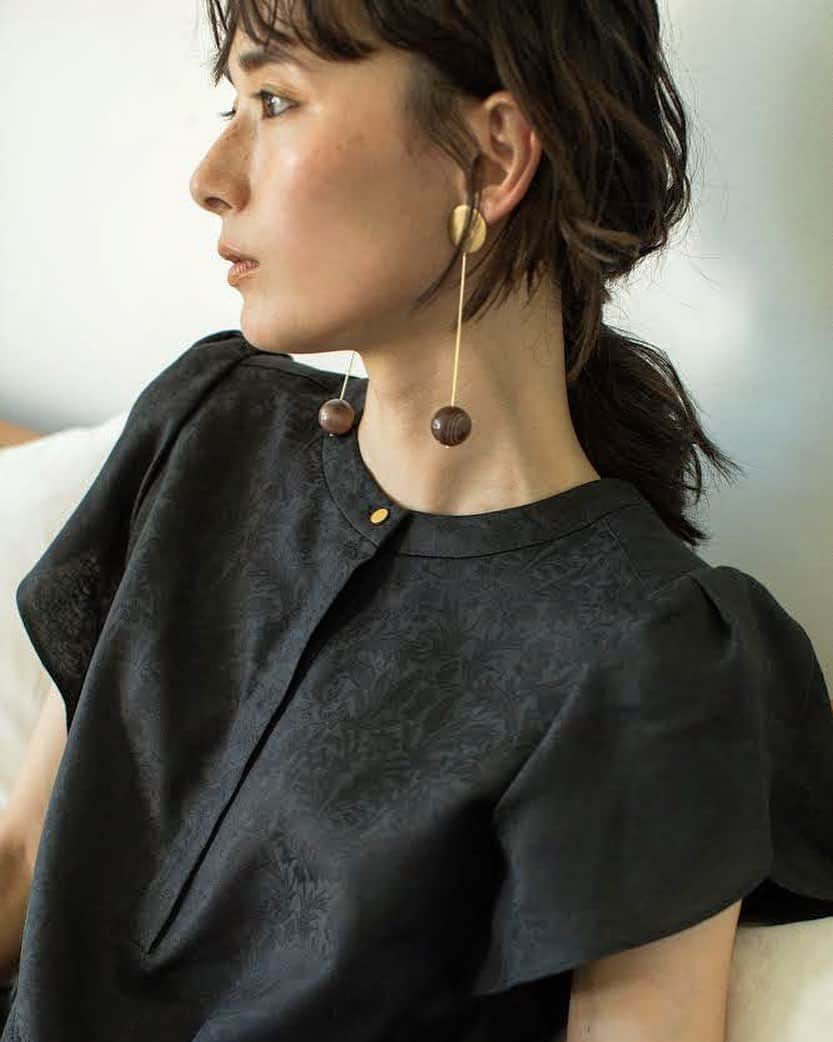 風間ゆみえのインスタグラム：「SUMMER BLACK  印象を美しくする肩のディテールがポイント。  美しいリバティのジャガードは夏の黒を艶っぽく魅せてくれます。  @la_marine_francaise_official」