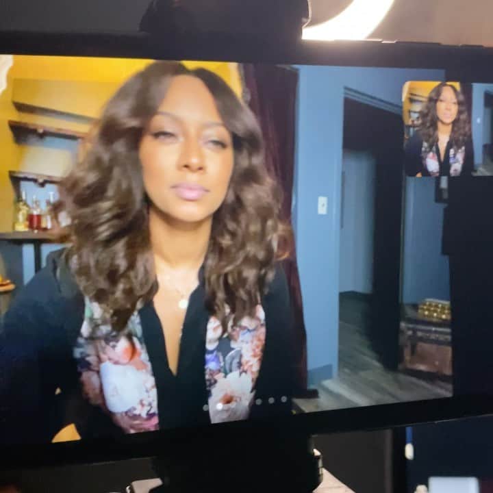 ケリー・ヒルソンのインスタグラム：「Yall ready?! Grab your girlfriends, pour a drink, & turn to @OWNTV at 10pm EST/9pm Central..iIt’s time to check in! #GirlfriendsCheckIn 💖  @letoyaluckett @eudoxie @toyajohnson」