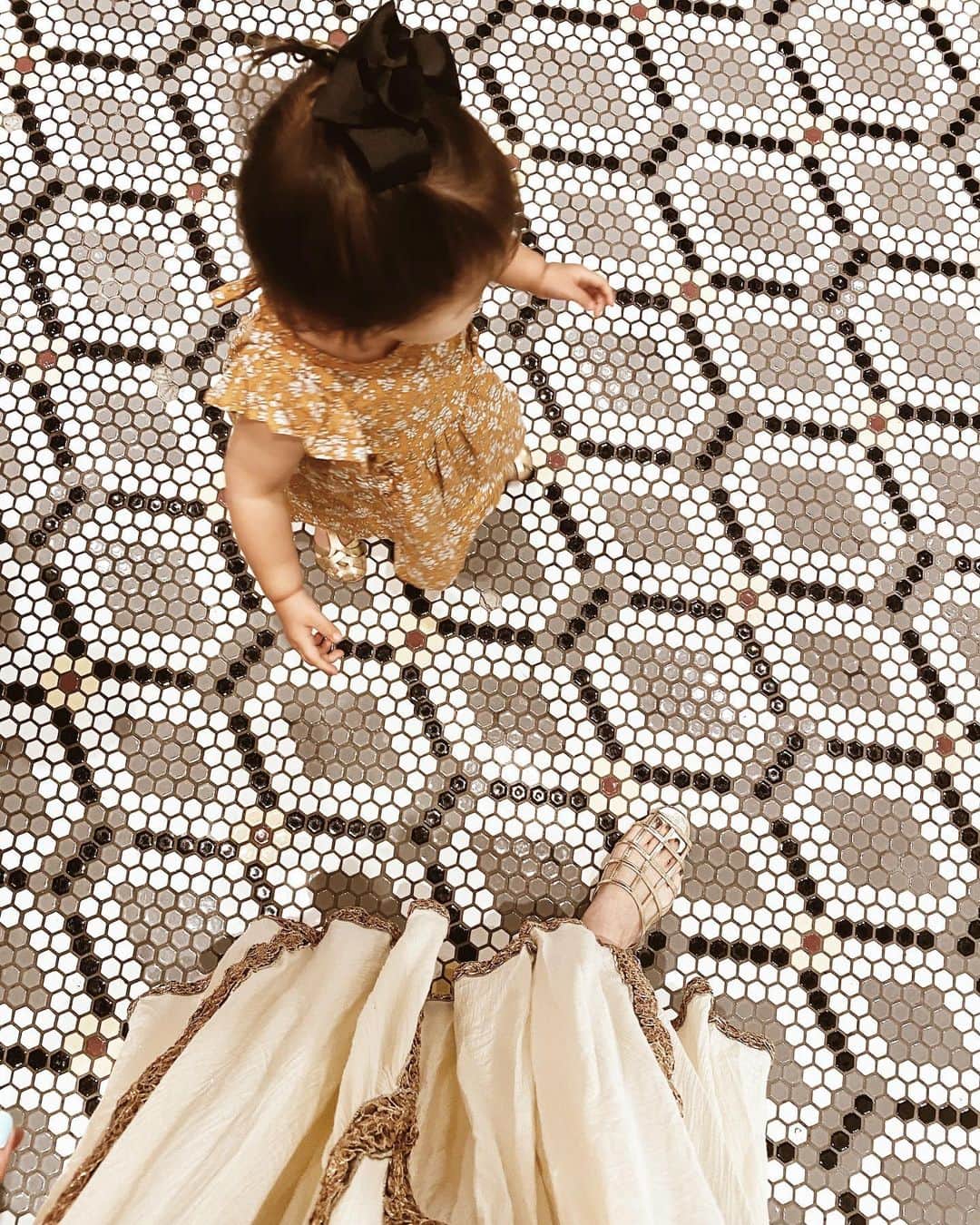 shihoのインスタグラム：「👧🏻👩🏻🌼💛 2人でワンピースだった日🌈 . . . . このあと知らぬ間に ベビーカー乗ってる時に 片方だけ靴を脱ぎ捨てられてて 私気づかず…😂 どこ探してもみつからなくて 新しい靴をgetできた人👧🏻笑 （3枚目はnewサンダル笑） . . . この前載せた花柄ワンピちゃん @__ciala__baby  お気に入りすぎて 毎日着たがります👗🌼💛  洗濯カゴからもちだして 今日も着たいと泣かれました😂  確かにかわいいけどこの👗しか もってない子だと おもわれちゃうね〜🤣 . . 好みがでてきた証拠👍🏻💕 . . . . #親子コーデ#女の子ママ  #女の子ベビー」