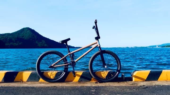 のインスタグラム：「My BMX.  ARESBIKES APLUS COMP 2020 MAT KHAKI. #aresbikes #bmx #flatland #summer #summer2020 #freestylebmx #flatland #aplus #rideon #khaki #lumix #g9pro #4k60fps」