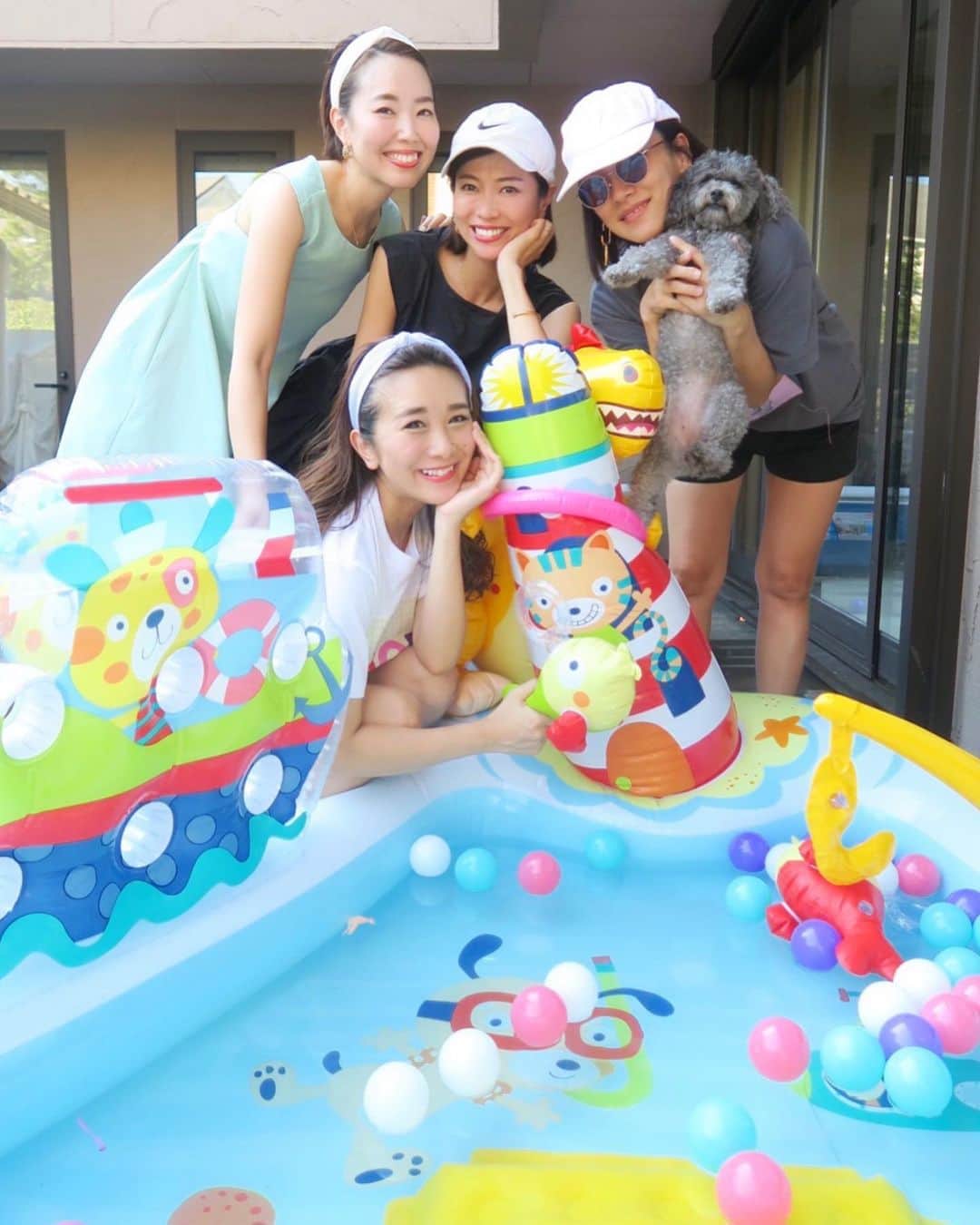 Mai Wakimizuのインスタグラム：「昨日は我が家でBBQ＆POOL!!お盆とはいえまだお外に出掛けられないので、代わりに皆が遊びに来てくれました♡暑くて外は5秒が限界。笑 焼いたり遊んだりは基本メンズ達が頑張ってくれました♡笑 水遊びが大好きなカプリも終始大ハシャギ＼(^o^)／そんな昨日のcoordinateは、MOM＆DAD Tシャツ @linkable_officialで主人とリンクコーデ♡(2枚目) #お家プール#おうち時間#お盆#愛犬カプリ#linkable」