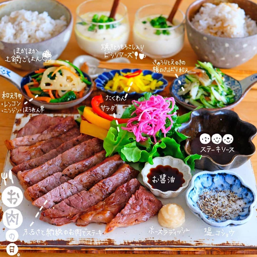 のインスタグラム：「2020.8.16.Sunday PUNICAFE LUNCH. ❁ ある日のおうちごはん🍴 ・ふるさと納税のお肉でステーキ ・サラダ (ブーケレタス/ケール/紫キャベツのマリネ/ピクルス・きゅうり・パプリカ赤黄) ・和え物 (レンコン/ほうれん草/人参) ・たくわん ・きゅうりとえのきの梅のさっぱり和え ・焼きトウモロコシ入りビシソワーズ ・ほかほか土鍋ご飯 ❁ ふるさと納税のお肉で おうちステーキランチ♬ 残業続きだったとぅちゃんにご褒美に ステーキにした♡😋 美味しすぎた―――！！ 土鍋ご飯とお肉最高っ♡ ごちそうさまでした♡ * 暑くてとろけそうな日々😂 夏が本気出してくるので わたしも本気だして 夏を乗り越えなきゃーーー‼️ って言いながら夏バテ気味😵💧 ・ ・ ・ #今週もいただきます#なっつごはん🍚」