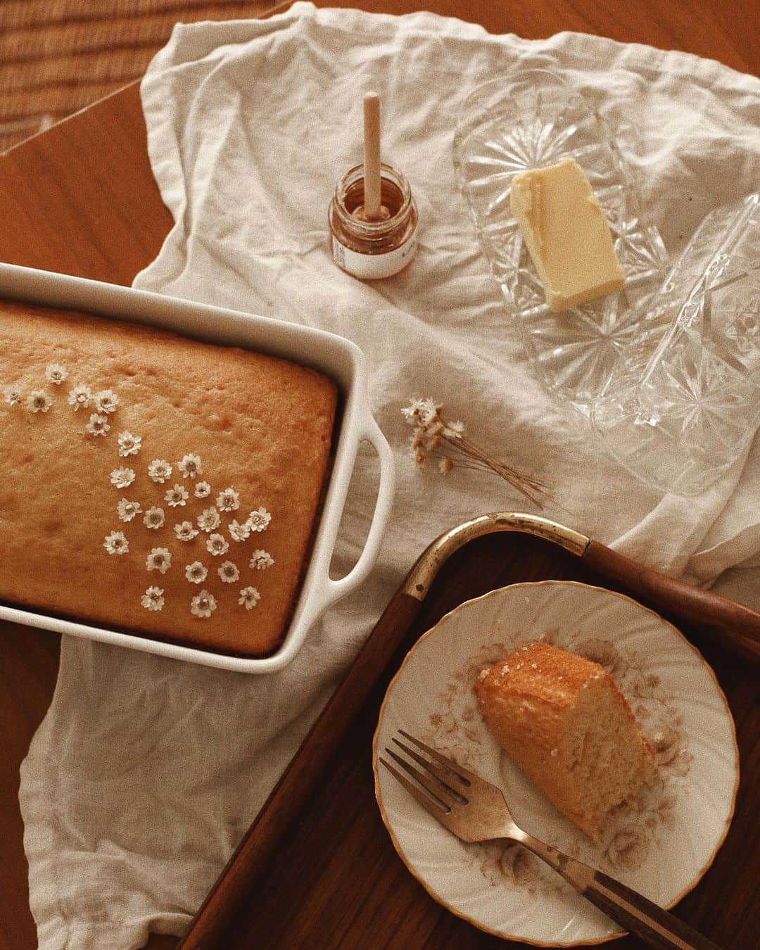 コートニー・ハルヴァーソンさんのインスタグラム写真 - (コートニー・ハルヴァーソンInstagram)「Honey drizzle cake is one of my favorites for a mid morning or late afternoon treat. 🐝🍯 I’m sharing the recipe I usually use on my blog now.  . . . #PLFbakes #honeydrizzlecake #nationalbeeday #targetstyle #cottagecore #baking #PLFbaking . . PS : thank you for sending over the honey, the inspiration for this post, and the latest setting powder @lauramercier! Love the new shade. 💛」8月16日 9時55分 - prettylittlefawn