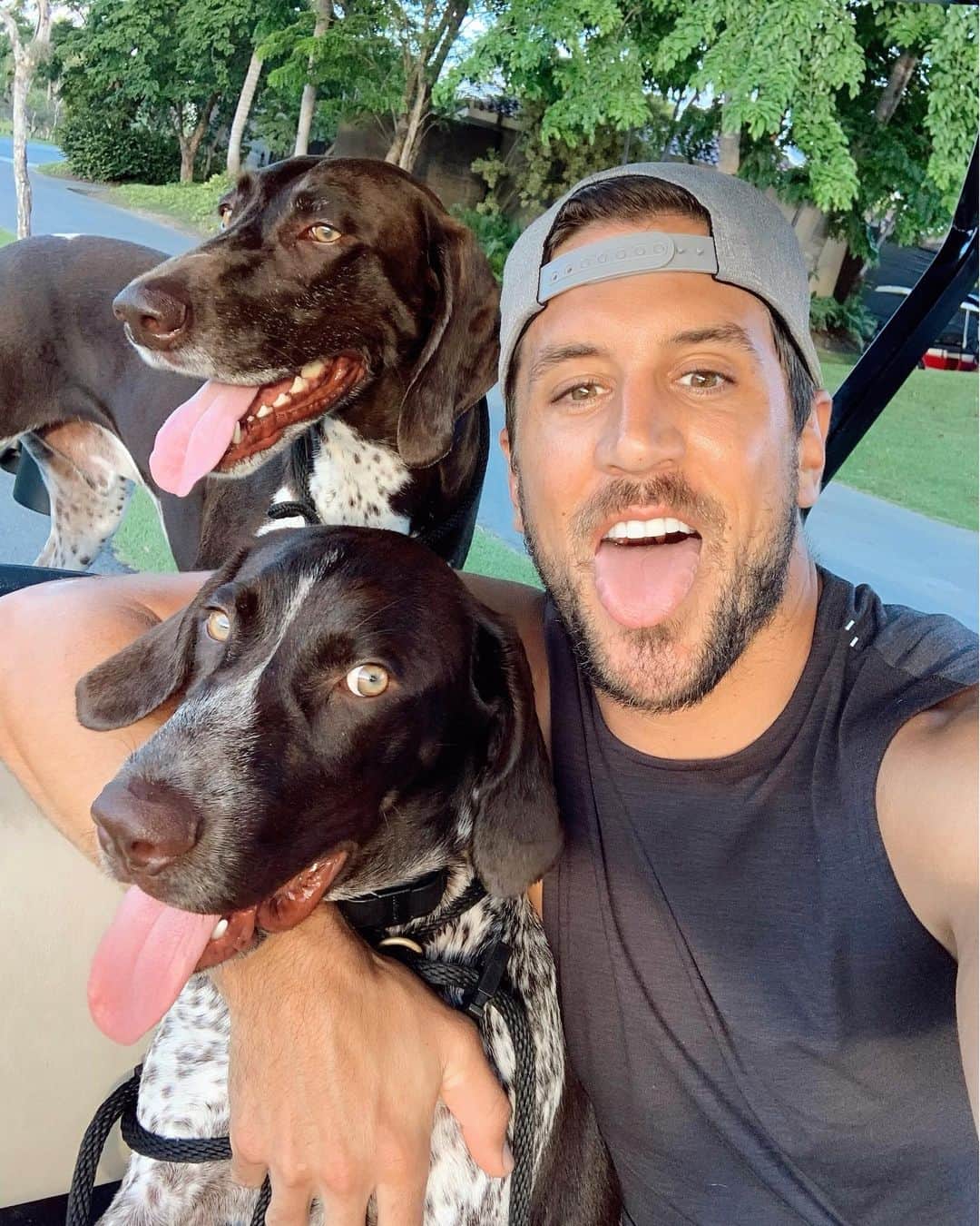 ジョーダン・ロジャースのインスタグラム：「Sun’s Out, Tongues Out ☀️🐶 Mom’s gone working so I’m on that Dog Dad life 💯 (slowly but surely trying to spoil them so they like me more 😂)」