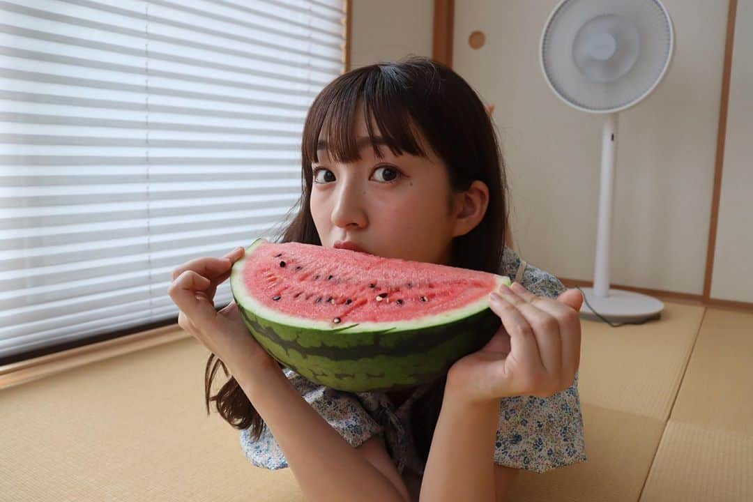 田島芽瑠さんのインスタグラム写真 - (田島芽瑠Instagram)「おうち撮影🍉🌻  畳の部屋で大好きなスイカとパシャリ📸 夏を感じる☺️  スイカは夏になったら必ず食べるよ〜！みんなは好きですか？  お盆最終日ですね！皆さんの今日が素敵な1日になりますように❤︎  #おうち時間 #畳 #畳の部屋 #スイカ #すいか #西瓜 #すいか🍉 #🍉 #夏 #夏コーデ #夏服コーデ #夏服 #夏カラー #夏メイク #夏休み #ぱっつん前髪 #花柄ブラウス #花柄 #ビスチェ #canonphotography #canon #canon_photos #kissカメラ #一眼レフ #一眼レフのある生活 #一眼レフ女子 #地毛風カラー #暗髪 #お盆休み #お盆」8月16日 10時14分 - meru_chan_official