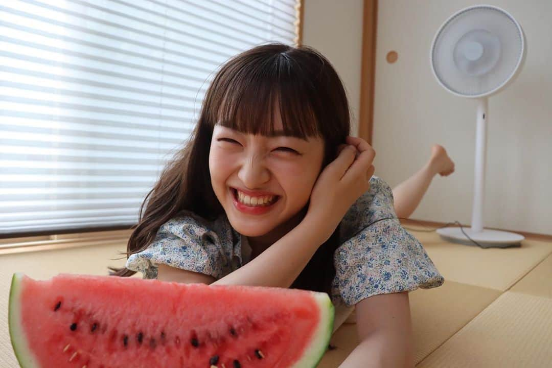 田島芽瑠さんのインスタグラム写真 - (田島芽瑠Instagram)「おうち撮影🍉🌻  畳の部屋で大好きなスイカとパシャリ📸 夏を感じる☺️  スイカは夏になったら必ず食べるよ〜！みんなは好きですか？  お盆最終日ですね！皆さんの今日が素敵な1日になりますように❤︎  #おうち時間 #畳 #畳の部屋 #スイカ #すいか #西瓜 #すいか🍉 #🍉 #夏 #夏コーデ #夏服コーデ #夏服 #夏カラー #夏メイク #夏休み #ぱっつん前髪 #花柄ブラウス #花柄 #ビスチェ #canonphotography #canon #canon_photos #kissカメラ #一眼レフ #一眼レフのある生活 #一眼レフ女子 #地毛風カラー #暗髪 #お盆休み #お盆」8月16日 10時14分 - meru_chan_official