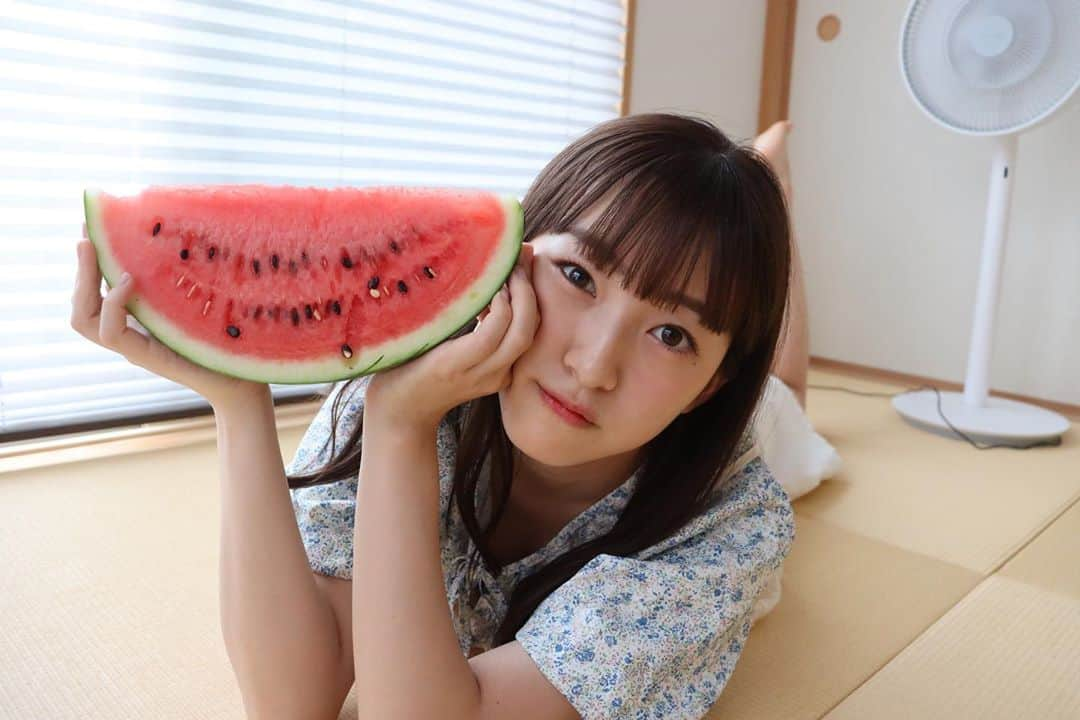 田島芽瑠さんのインスタグラム写真 - (田島芽瑠Instagram)「おうち撮影🍉🌻  畳の部屋で大好きなスイカとパシャリ📸 夏を感じる☺️  スイカは夏になったら必ず食べるよ〜！みんなは好きですか？  お盆最終日ですね！皆さんの今日が素敵な1日になりますように❤︎  #おうち時間 #畳 #畳の部屋 #スイカ #すいか #西瓜 #すいか🍉 #🍉 #夏 #夏コーデ #夏服コーデ #夏服 #夏カラー #夏メイク #夏休み #ぱっつん前髪 #花柄ブラウス #花柄 #ビスチェ #canonphotography #canon #canon_photos #kissカメラ #一眼レフ #一眼レフのある生活 #一眼レフ女子 #地毛風カラー #暗髪 #お盆休み #お盆」8月16日 10時14分 - meru_chan_official