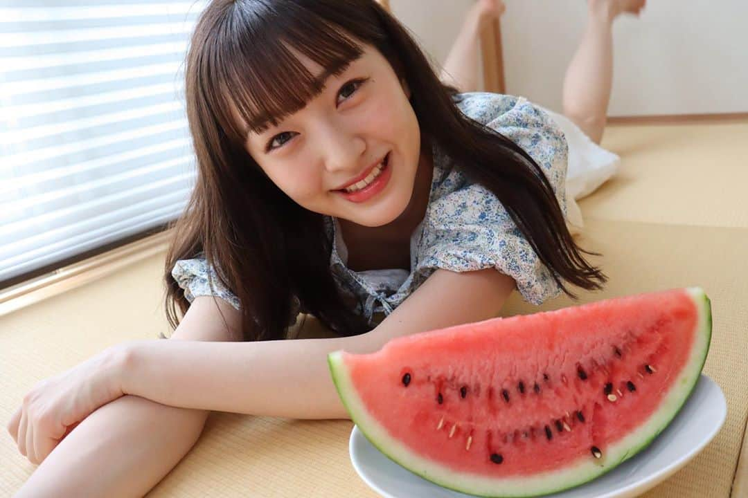 田島芽瑠さんのインスタグラム写真 - (田島芽瑠Instagram)「おうち撮影🍉🌻  畳の部屋で大好きなスイカとパシャリ📸 夏を感じる☺️  スイカは夏になったら必ず食べるよ〜！みんなは好きですか？  お盆最終日ですね！皆さんの今日が素敵な1日になりますように❤︎  #おうち時間 #畳 #畳の部屋 #スイカ #すいか #西瓜 #すいか🍉 #🍉 #夏 #夏コーデ #夏服コーデ #夏服 #夏カラー #夏メイク #夏休み #ぱっつん前髪 #花柄ブラウス #花柄 #ビスチェ #canonphotography #canon #canon_photos #kissカメラ #一眼レフ #一眼レフのある生活 #一眼レフ女子 #地毛風カラー #暗髪 #お盆休み #お盆」8月16日 10時14分 - meru_chan_official