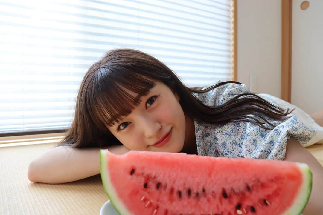 田島芽瑠さんのインスタグラム写真 - (田島芽瑠Instagram)「おうち撮影🍉🌻  畳の部屋で大好きなスイカとパシャリ📸 夏を感じる☺️  スイカは夏になったら必ず食べるよ〜！みんなは好きですか？  お盆最終日ですね！皆さんの今日が素敵な1日になりますように❤︎  #おうち時間 #畳 #畳の部屋 #スイカ #すいか #西瓜 #すいか🍉 #🍉 #夏 #夏コーデ #夏服コーデ #夏服 #夏カラー #夏メイク #夏休み #ぱっつん前髪 #花柄ブラウス #花柄 #ビスチェ #canonphotography #canon #canon_photos #kissカメラ #一眼レフ #一眼レフのある生活 #一眼レフ女子 #地毛風カラー #暗髪 #お盆休み #お盆」8月16日 10時14分 - meru_chan_official