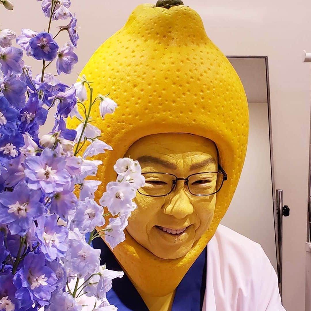 梅沢富美男さんのインスタグラム写真 - (梅沢富美男Instagram)「レモン沢と花。  題して「レモン沢は見た！」  そして、、、  つづく」8月16日 10時15分 - tomioumezawa