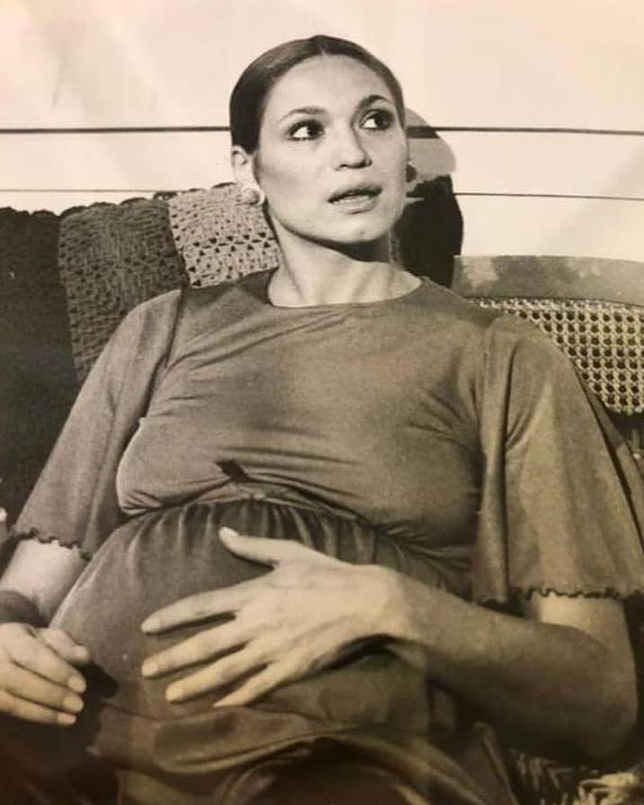 Susana Vieiraさんのインスタグラム写真 - (Susana VieiraInstagram)「“Direto do túnel do tempo”: Esperando meu filho Rodrigo em 1964!!! 🤰🏻♥️」8月16日 10時15分 - susanavieiraoficial