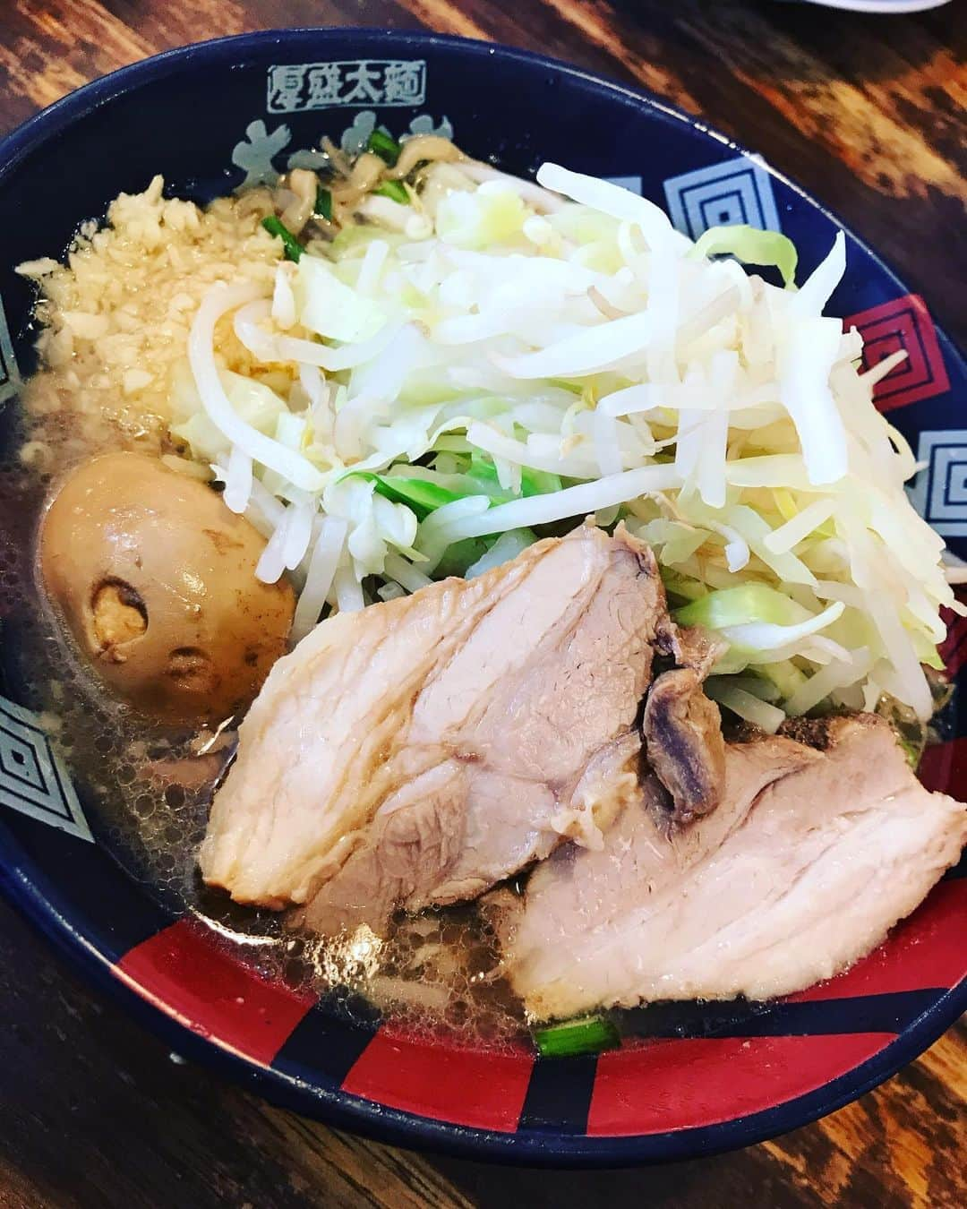 一井悠理さんのインスタグラム写真 - (一井悠理Instagram)「これが 私がハマってるラーメン😋😚🍜 今日のlunchは何にしようかな？🤩  #太一商店浜線バイパス店  #太一商店 #小盛り #ニンニクマシマシ #この写メの後にニンニク4倍ほど追加 #野菜マシマシ #醤油豚骨」8月16日 10時09分 - yuripoyo.1212