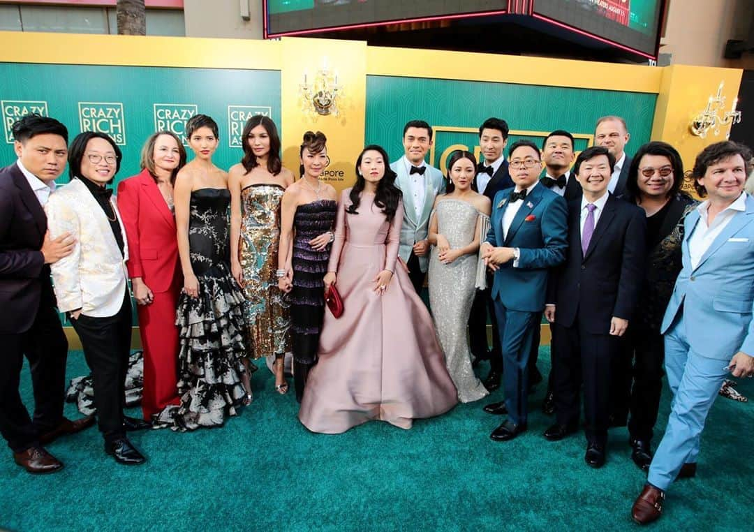 ジェンマ・チャンさんのインスタグラム写真 - (ジェンマ・チャンInstagram)「2 years ago Crazy Rich Asians was released in theatres to the world.. so grateful for our film, these people and what came after (also the @kumailn photobomb in pic 1 may be my favourite thing ever) ... #crazyrichasians #representationmatters」8月16日 10時21分 - gemmachan