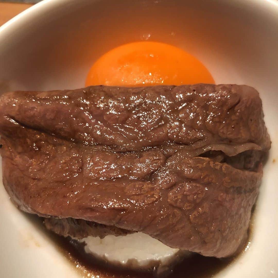 のインスタグラム：「多分どこの牛丼屋さんよりも美味しい丼  #ushigoro西麻布 #うしごろ #ushigoro #お肉 #焼肉 #お肉好き  #肉好きな人と繋がりたい #お肉料理  #予約 #予約困難店  #予約困難 #六本木 #西麻布 #うめぐらむ #ウメログ #反省 #成長 #焼肉ライク #グルメ #美食 #ダイエット　#genic_food  #うしごろS #ビール #季節 #旬」