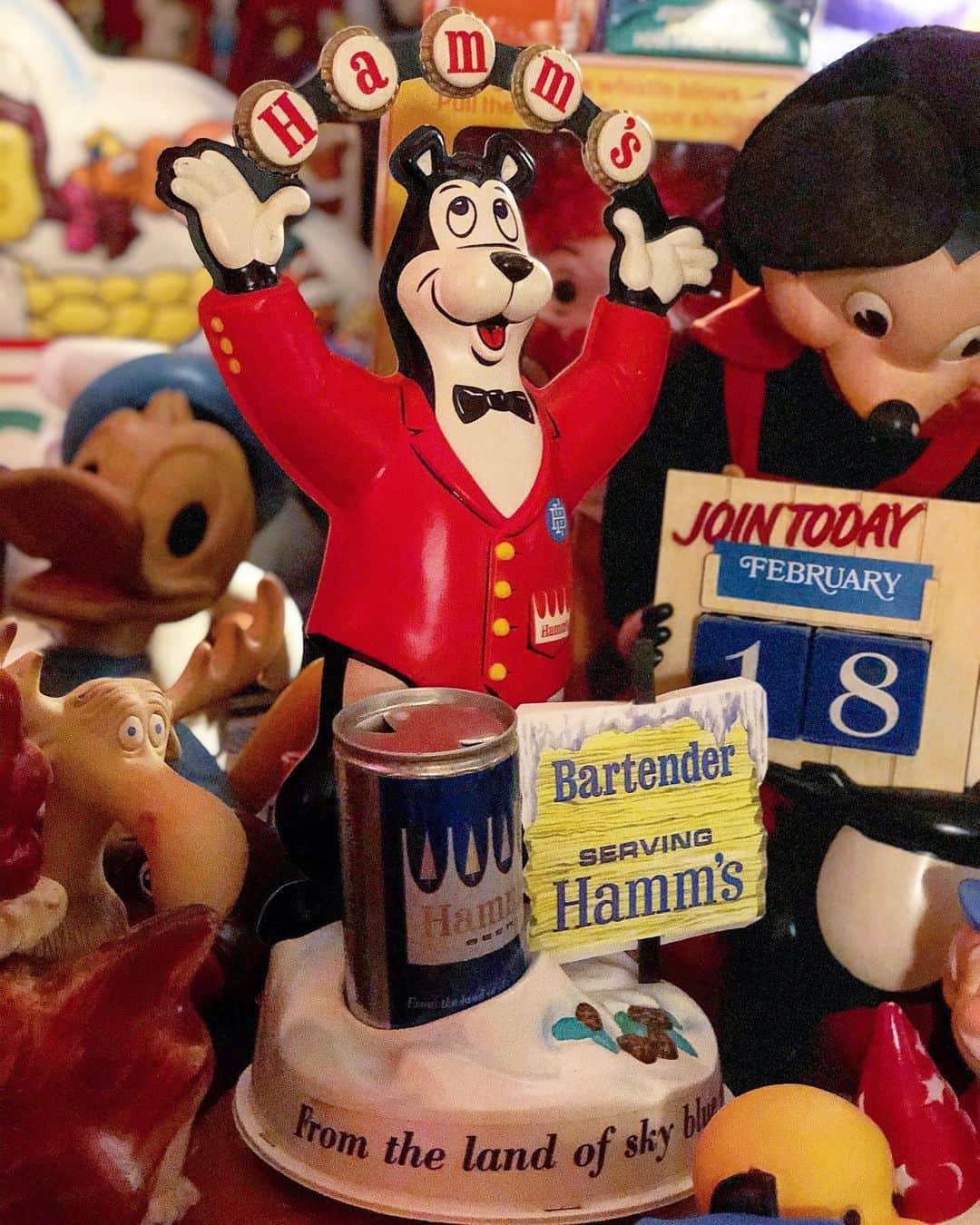 大川知英のインスタグラム：「60s Hamms beer bear bartender /Store Display🍺 ハムズコレクション中でもあまり見かけない バーテンダー👨🏾最高のディスプレイ🤤 これ見ながら濃いめの麦茶を..upi-🤡❗️ #hammsbeer #bartender#storedisplay #渋さと可愛いさ#最高#酒じゃなく麦茶 #amecajiboys#takatsubase#アメトイ部 #captain」